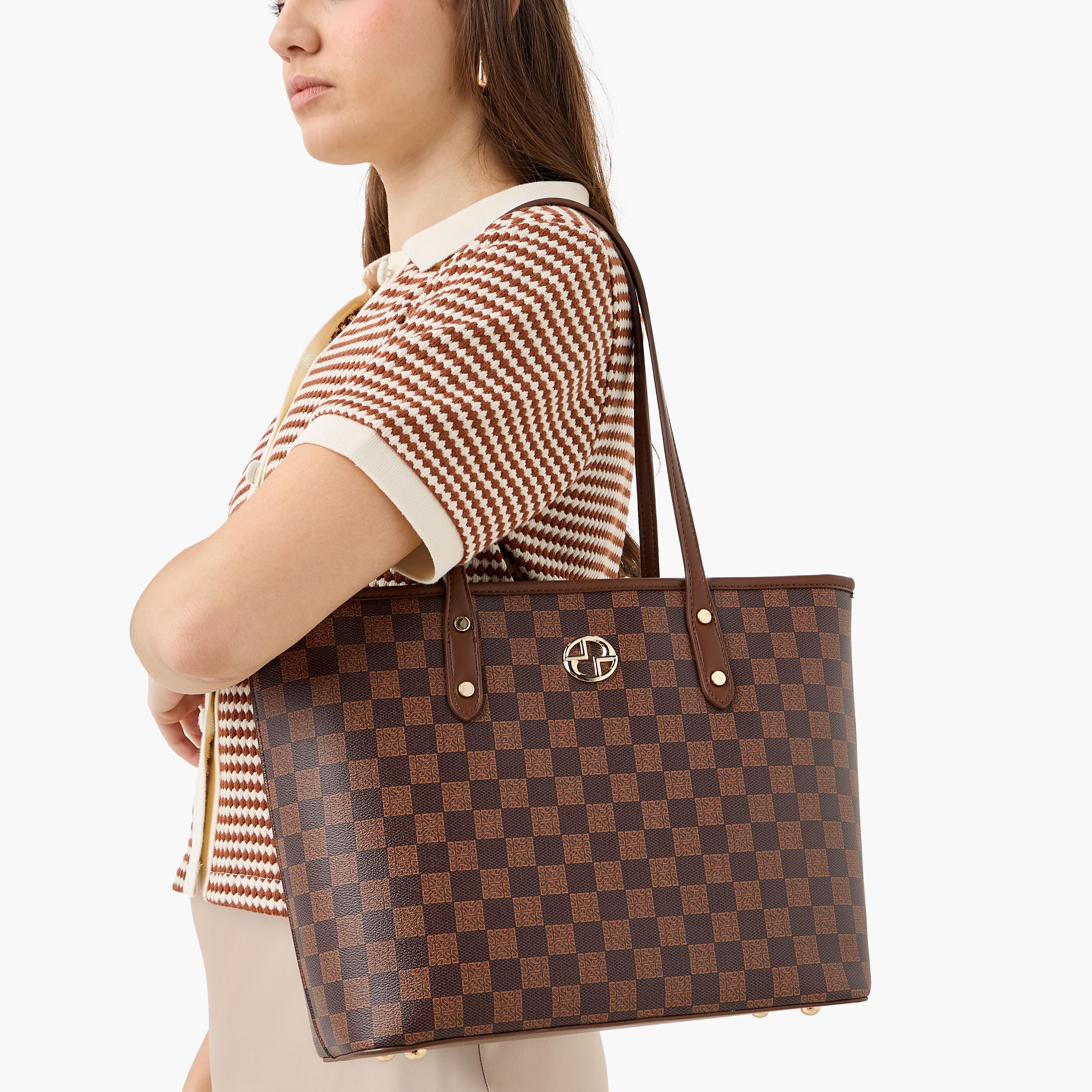 شنطة توت بمقابض مزدوجة وسحاب إغلاق وطبعات مونوجرام من ساشا-women-bagsandwallets-handbags-image-2