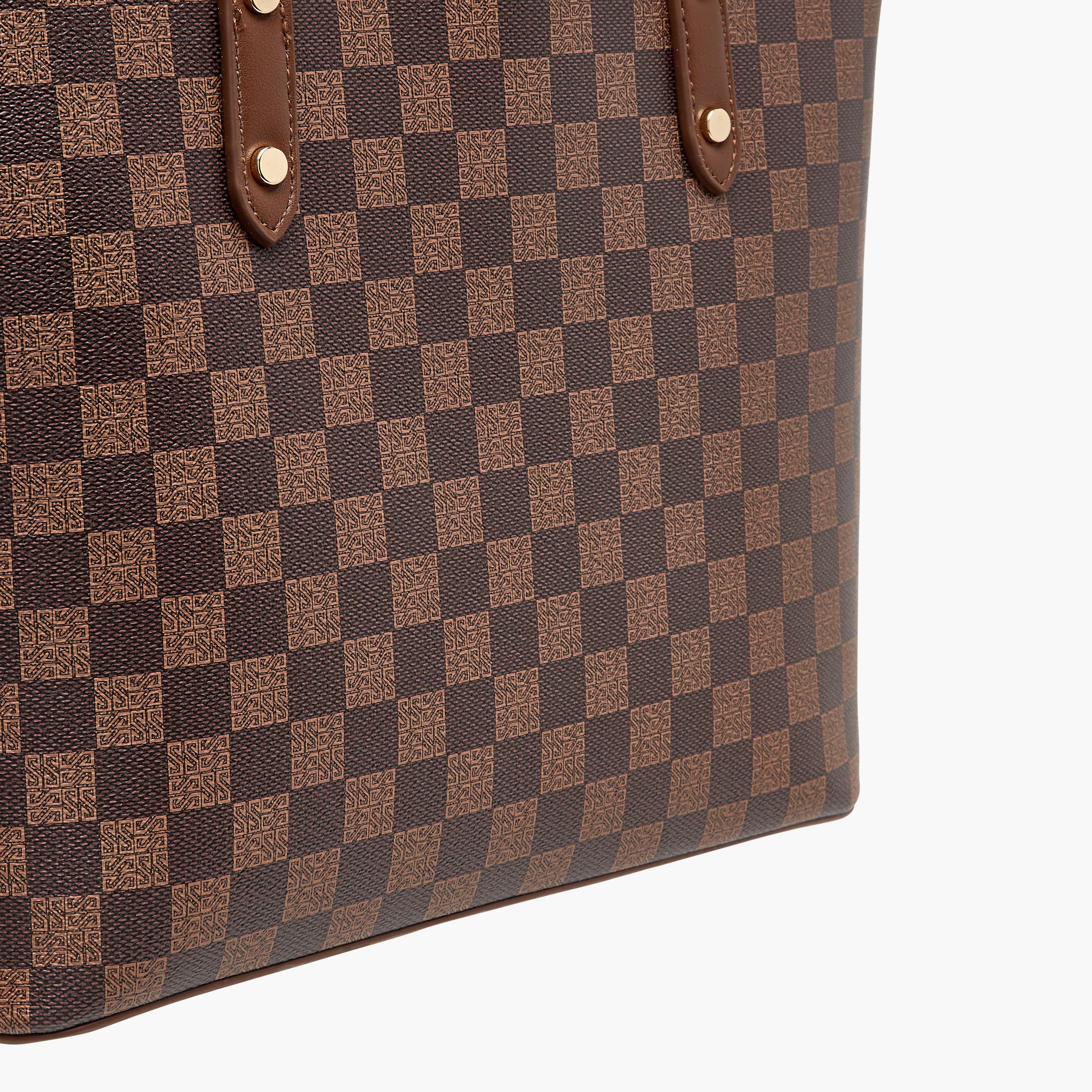 شنطة توت بمقابض مزدوجة وسحاب إغلاق وطبعات مونوجرام من ساشا-women-bagsandwallets-handbags-image-7