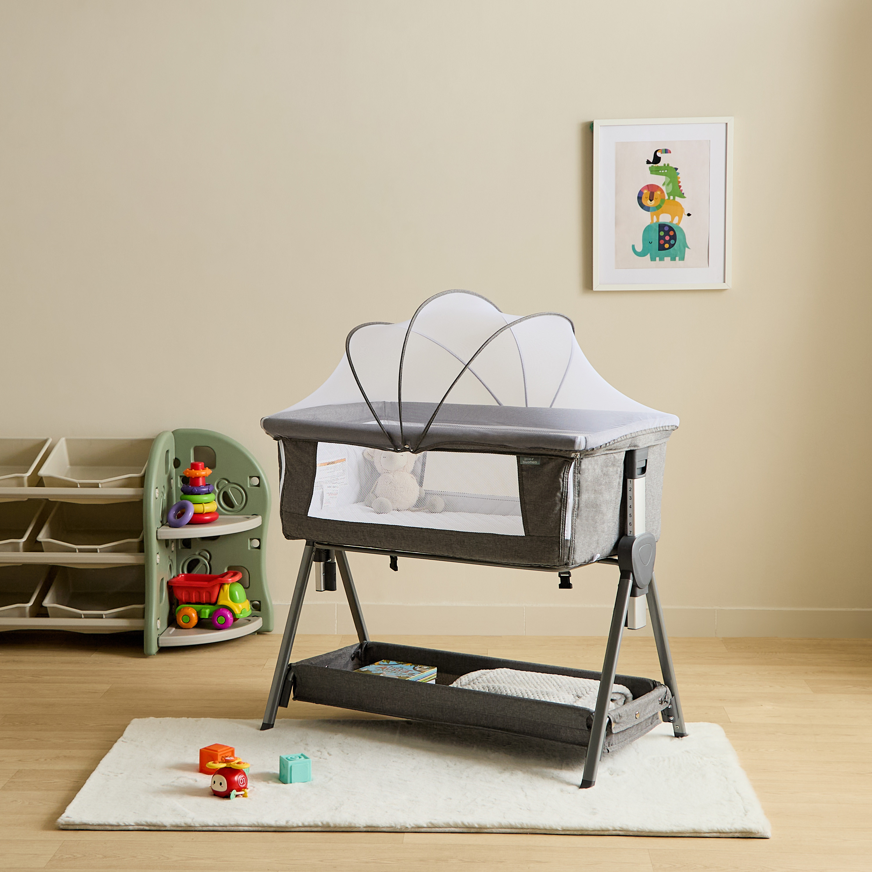مهد بجانب السرير مع ناموسية من ليتل بلومرز-baby-nursery-furniture-cribsandbeds-bassinets-image-1