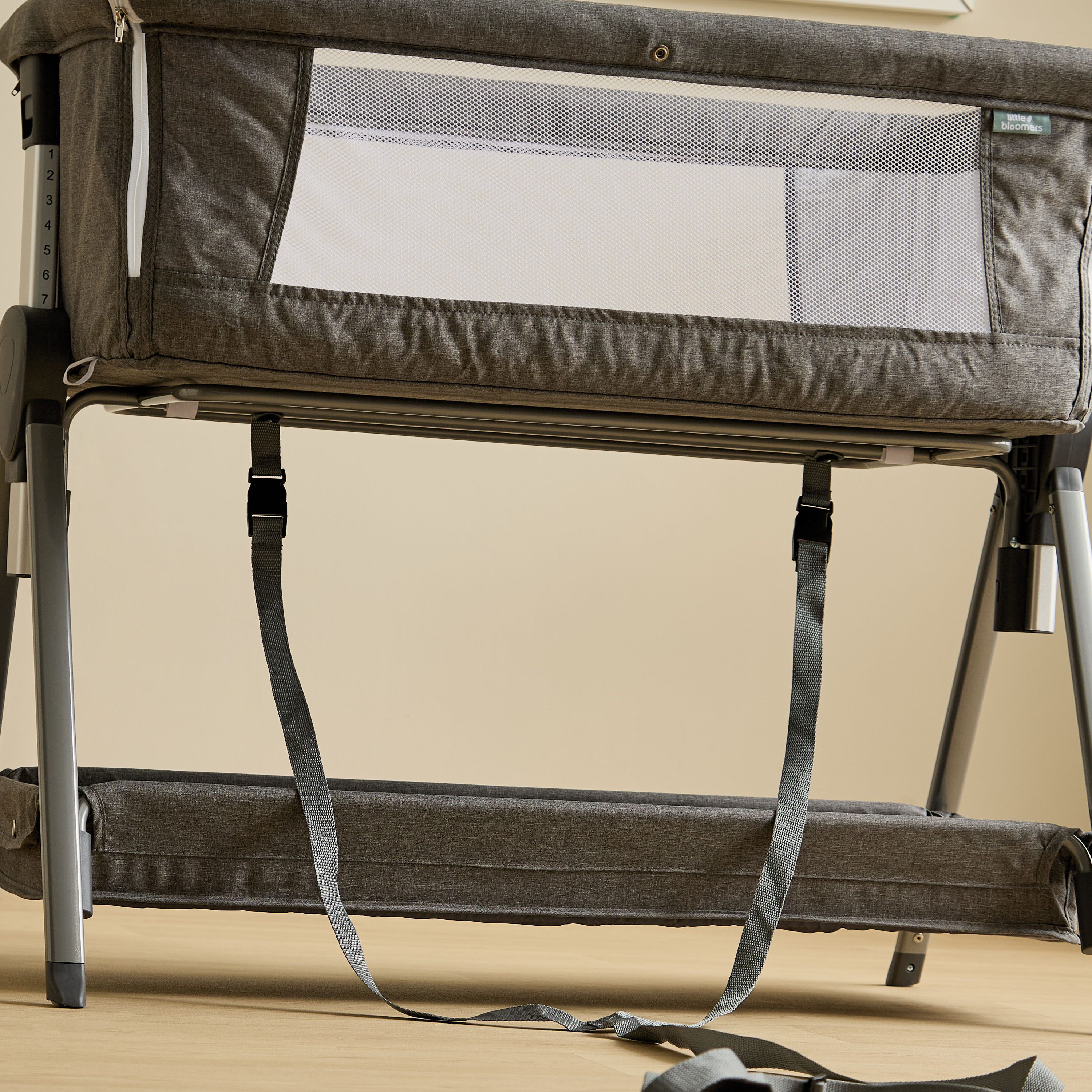 مهد بجانب السرير مع ناموسية من ليتل بلومرز-baby-nursery-furniture-cribsandbeds-bassinets-image-12