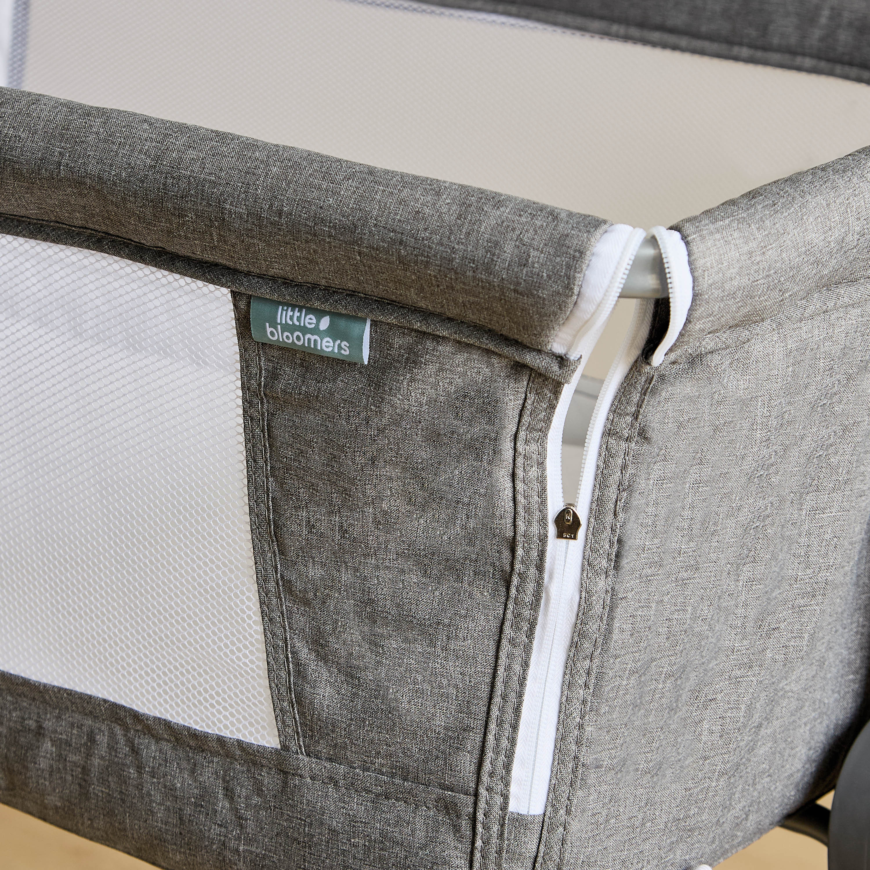 مهد بجانب السرير مع ناموسية من ليتل بلومرز-baby-nursery-furniture-cribsandbeds-bassinets-image-9