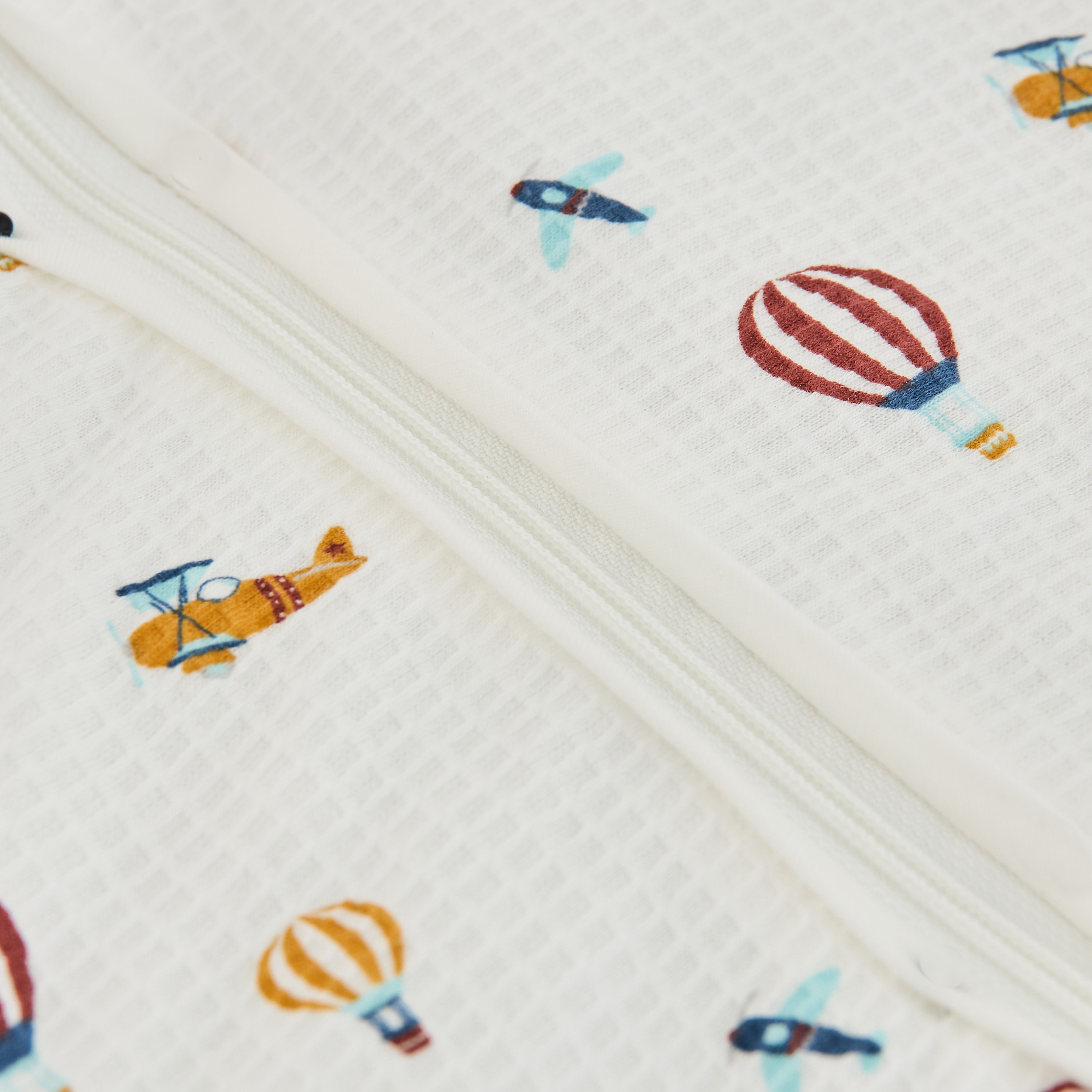 شنطة نوم بطبعات المستكشف الصغير ووافل بارز الملمس من جونيورز-baby-nursery-blanketsandswaddles-swaddlesandsleepingbags-image-5