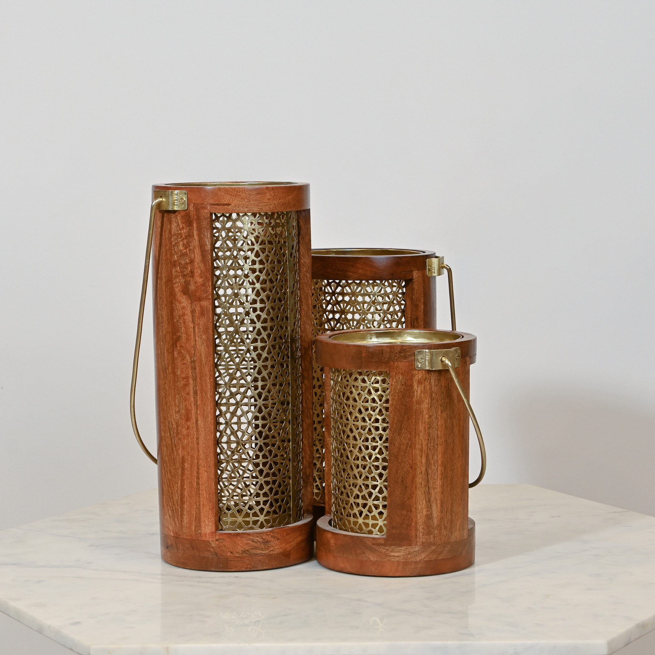 فانوس أسطواني بتفاصيل مفرّغة وخشبية من هوم كارفينج - 16x30 سم-household-decor-candleholdersandlanterns-image-5