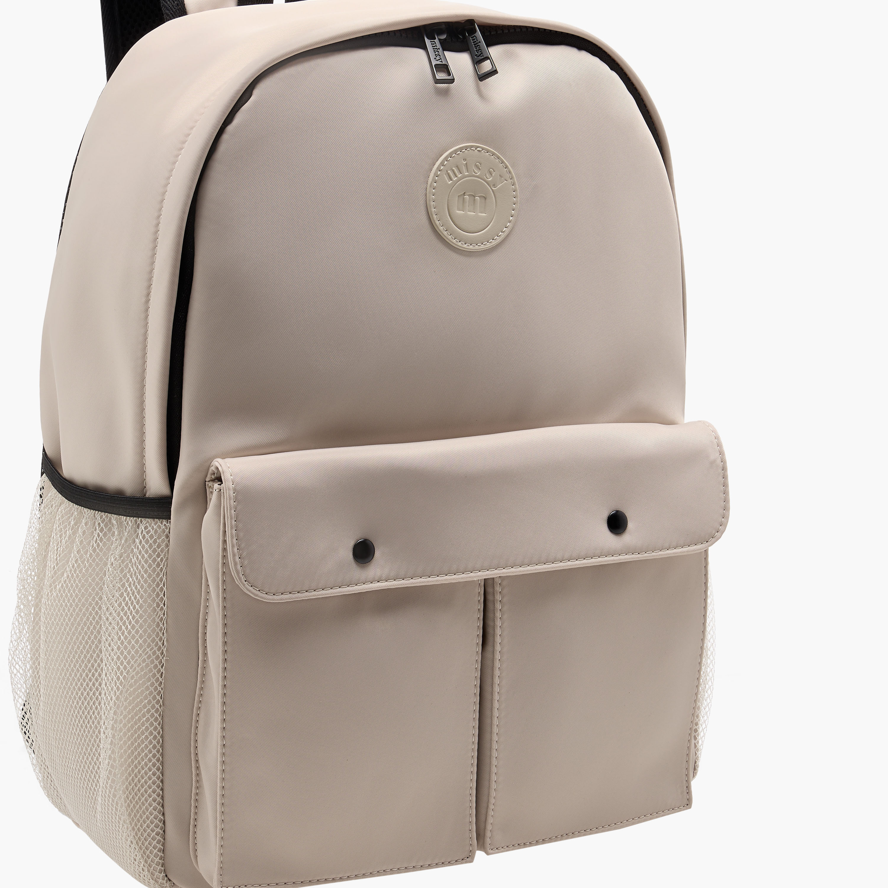 شنطة ظهر بتزيينات شعار وحمالات قابلة للتعديل وسحاب إغلاق من ميسي-women-bagsandwallets-backpacks-image-4