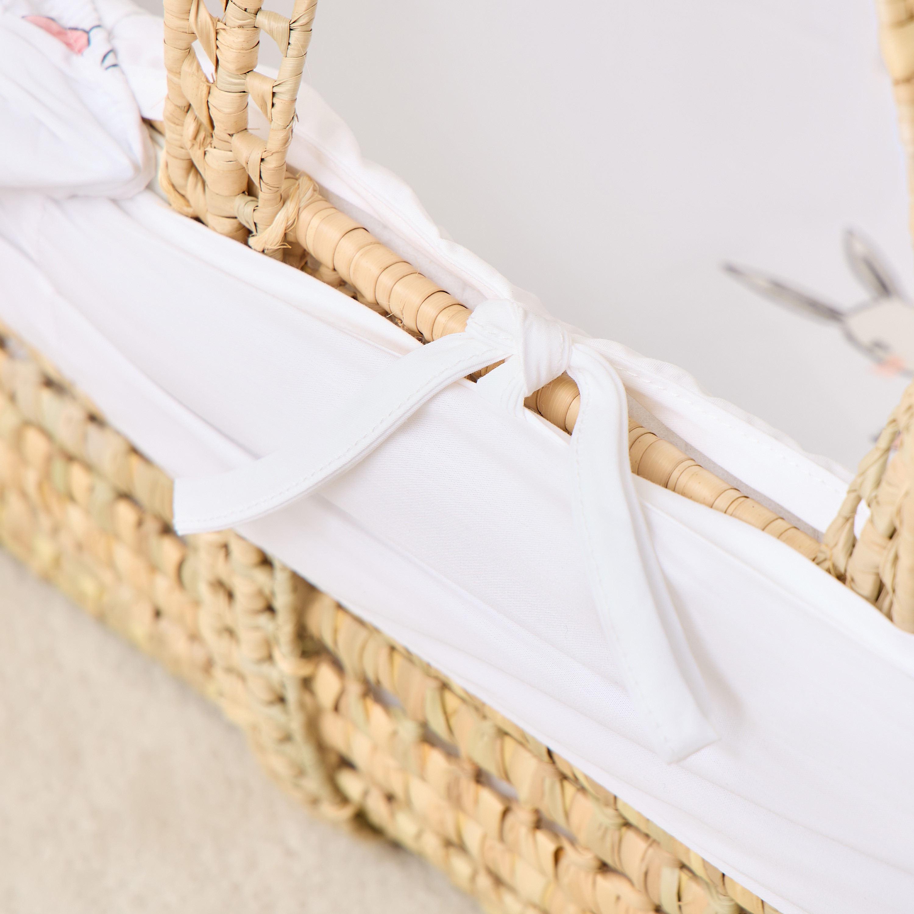 سلة موسى بطبعات زهور مع مظلة من جونيورز-baby-nursery-furniture-mosesbaskets-image-11