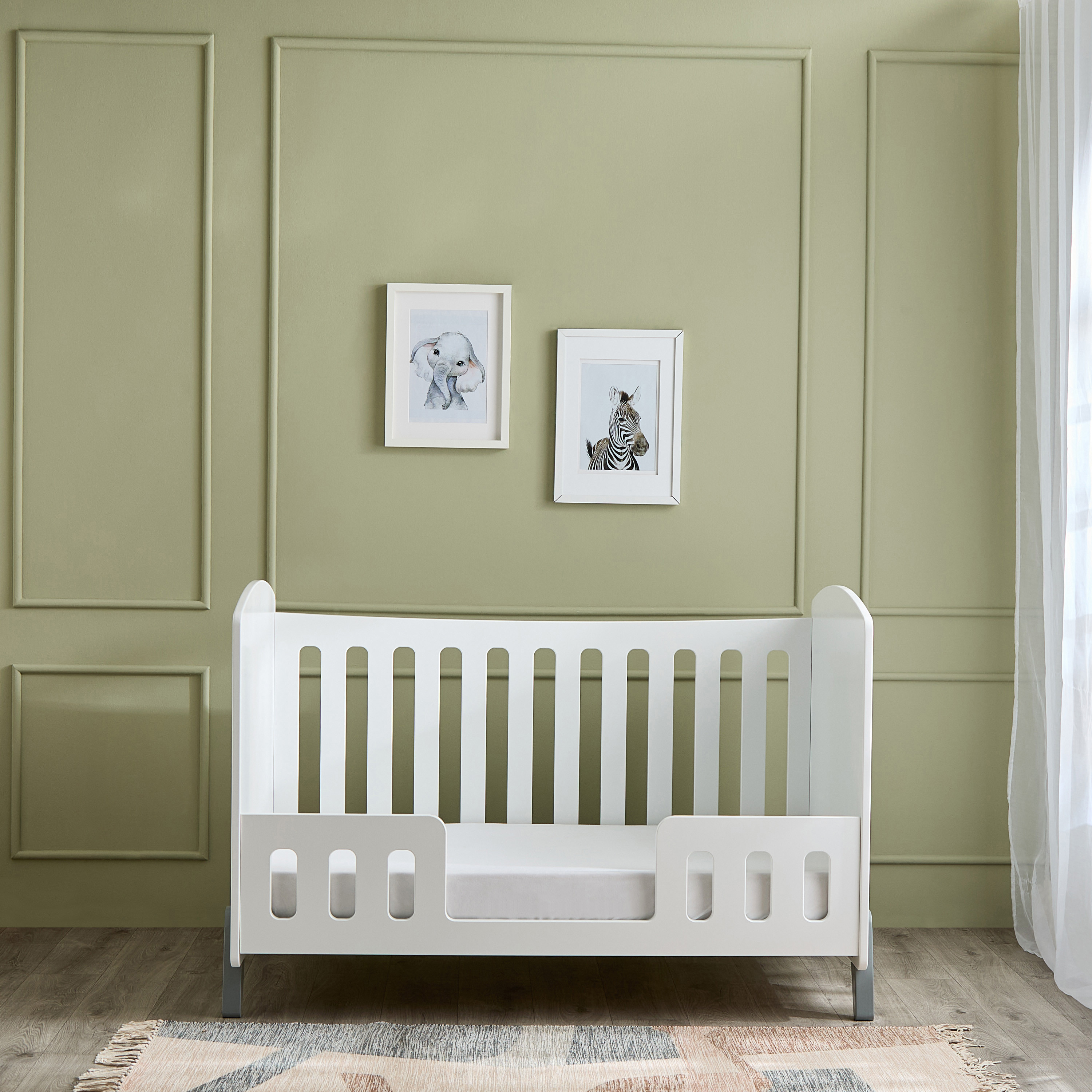 سرير أطفال قابل للتحويل 2 في 1 ماتي من جيجلز-baby-nursery-furniture-cribsandbeds-babycribs-image-1