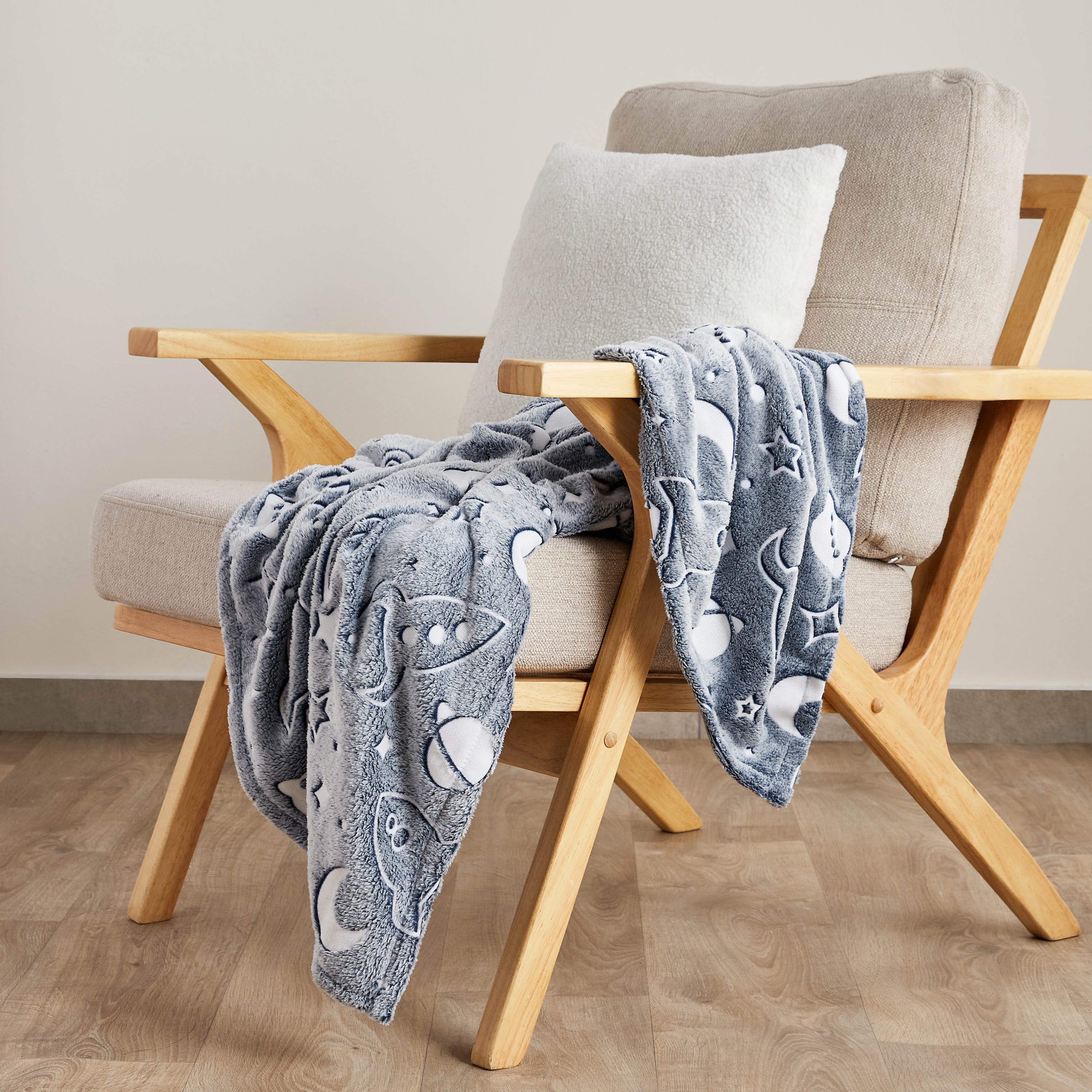 بطانية راشيل تتوهج في الظلام بطبعات فضاء من جونيورز - 100x150 سم-baby-nursery-blanketsandswaddles-blanketsandquilts-image-2