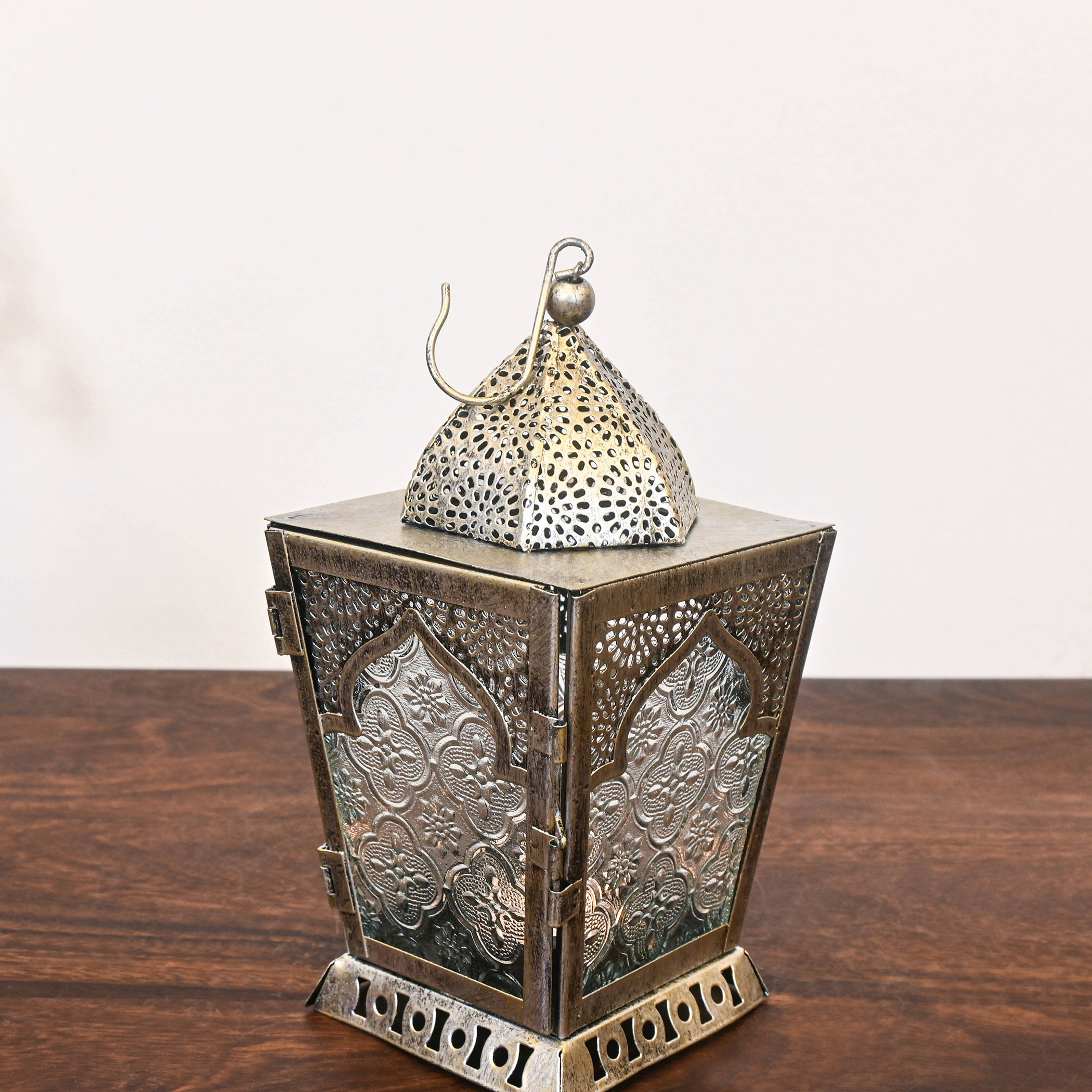 حامل شموع من الحديد والزجاج بتصاميم مفرغة - 26x10 سم-household-decor-candleholdersandlanterns-image-2