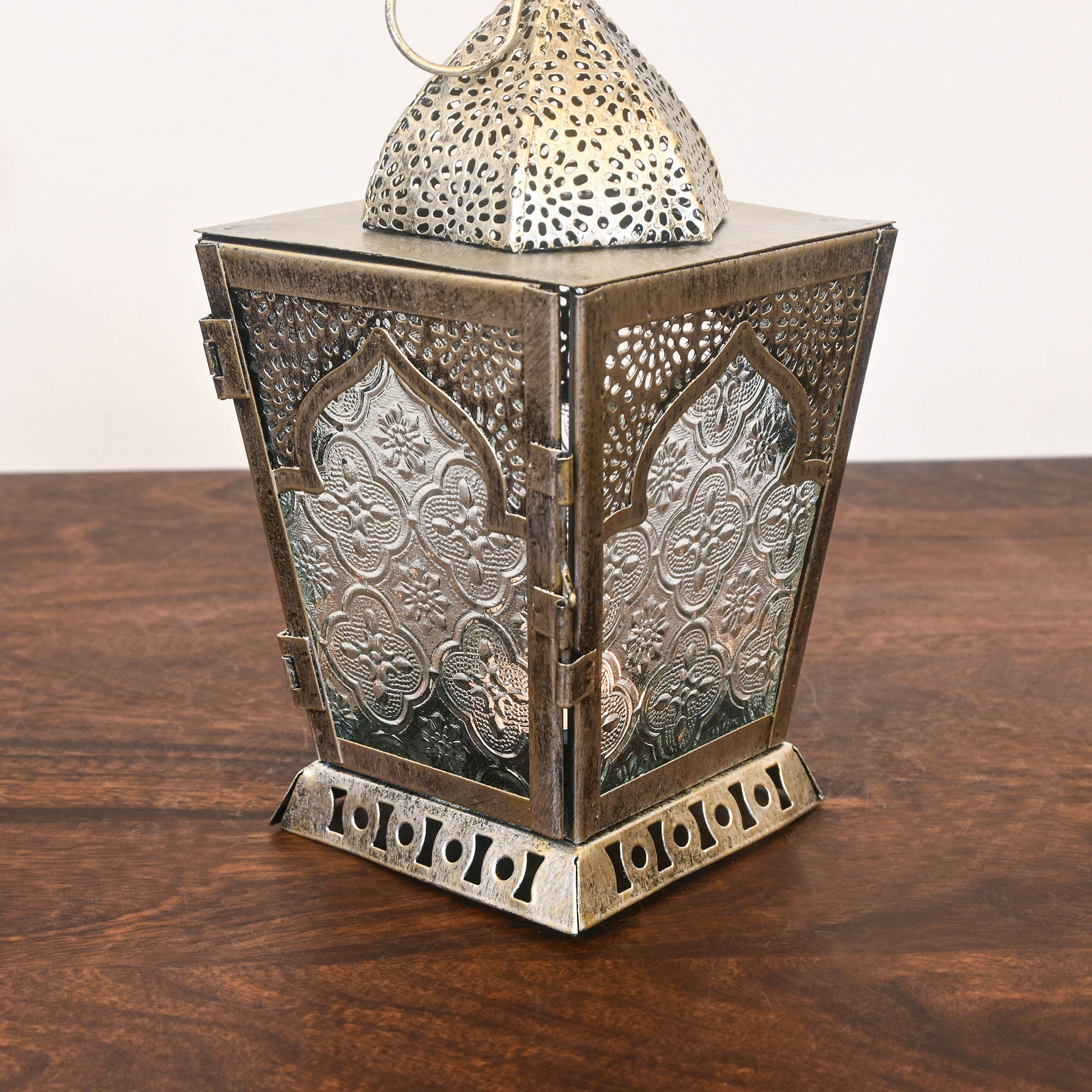 حامل شموع من الحديد والزجاج بتصاميم مفرغة - 26x10 سم-household-decor-candleholdersandlanterns-image-3