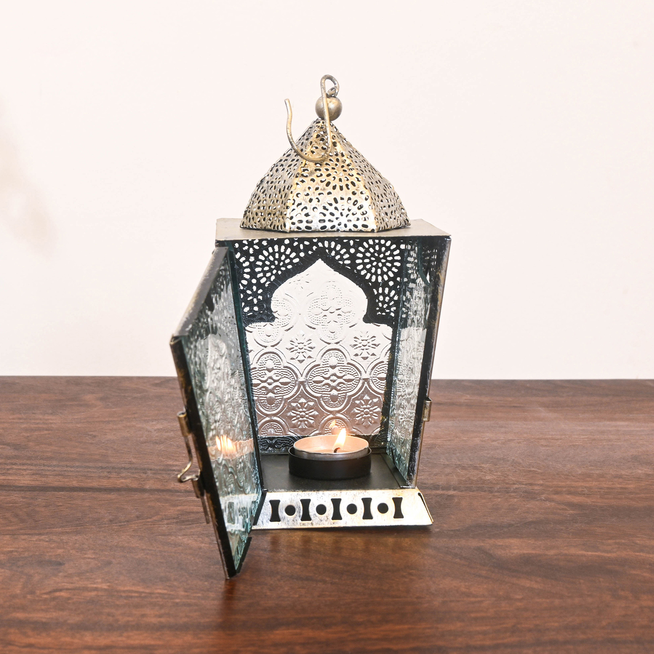 حامل شموع من الحديد والزجاج بتصاميم مفرغة - 26x10 سم-household-decor-candleholdersandlanterns-image-4