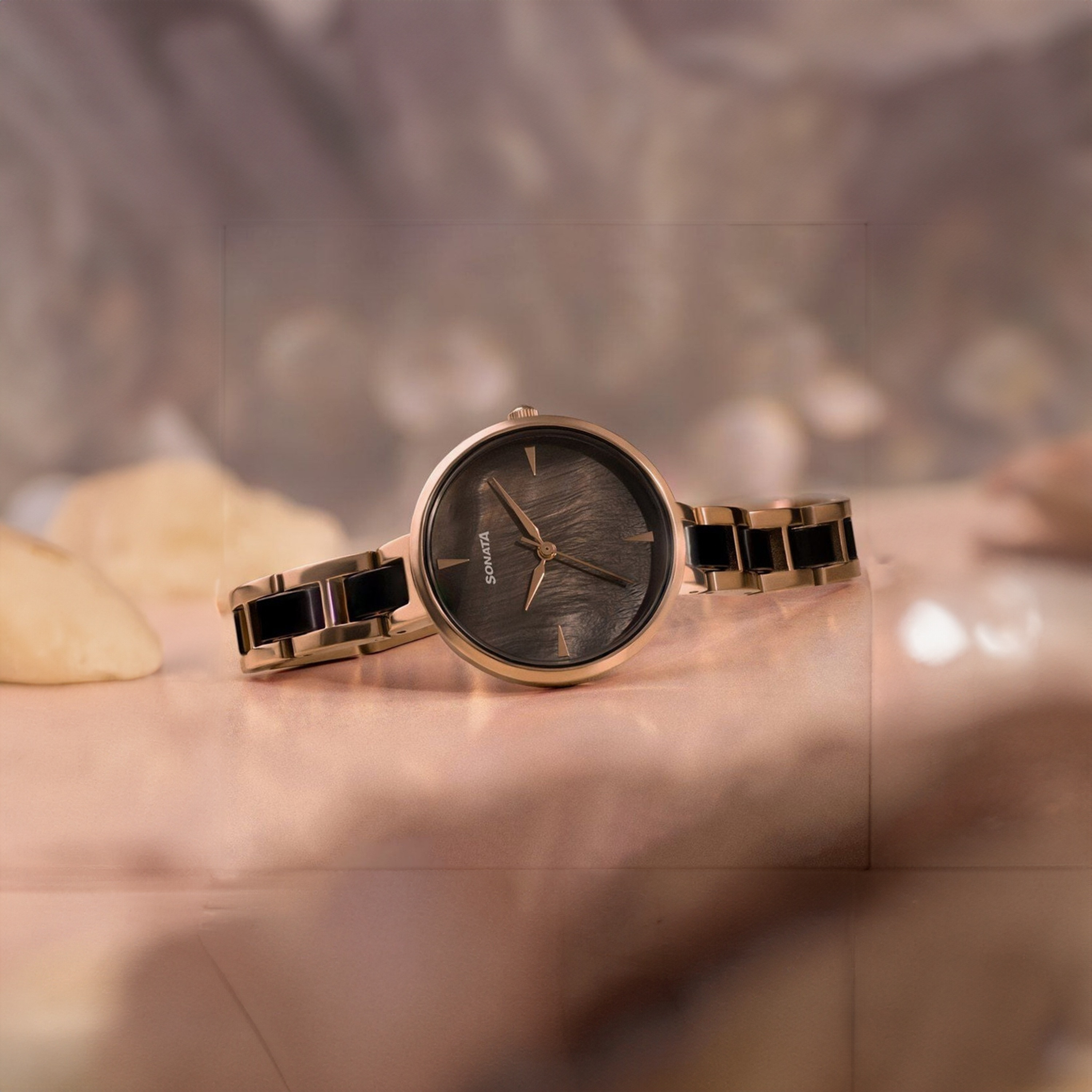 ساعة نسائية أنالوج ستانلس ستيل باللونين الذهبي والأسود مقاس 30 مم من سوناتا | 87064KD01-women-watchesandjewellery-watches-image-4