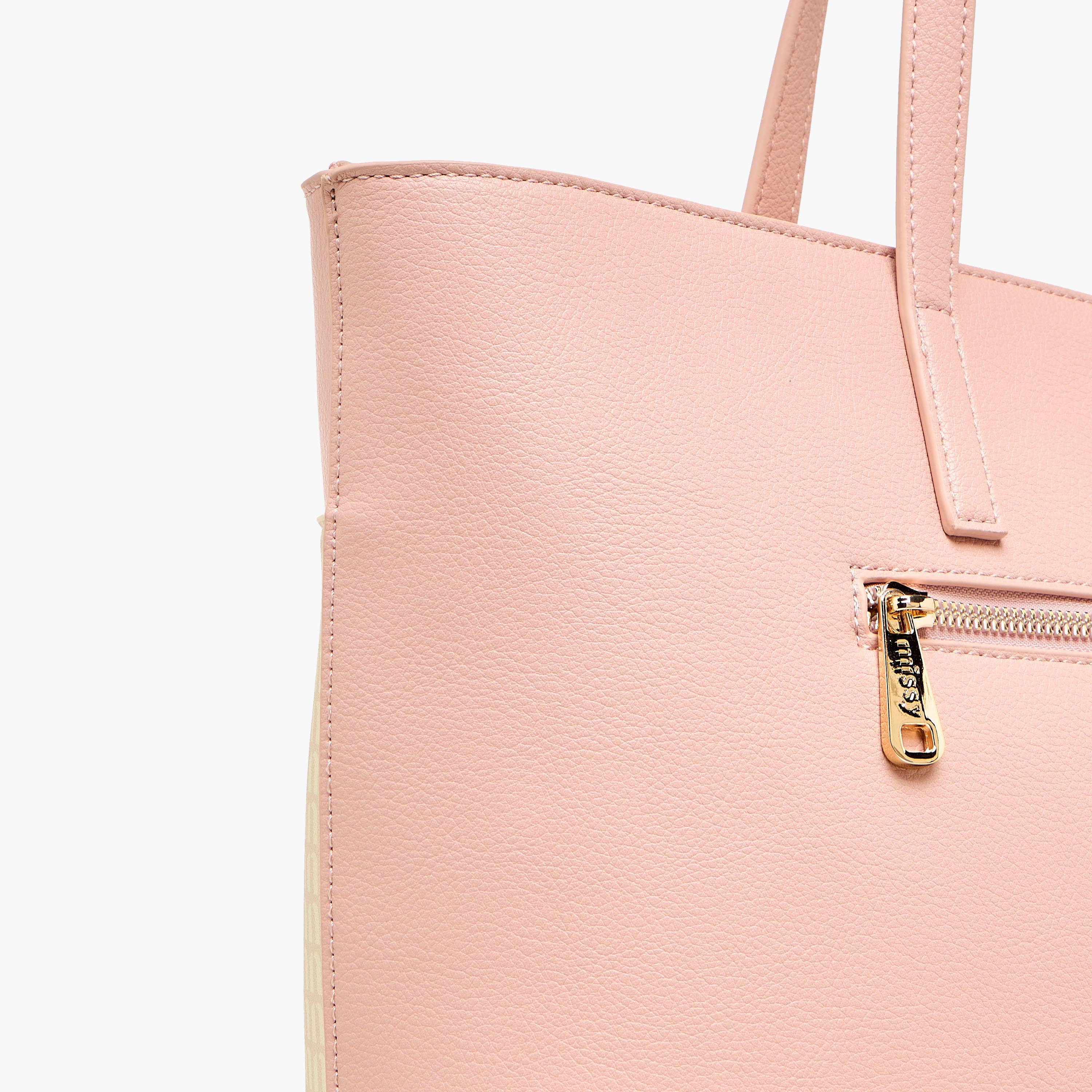 شنطة توتي بسحاب إغلاق ومقابض مزدوجة وطبعات مونوجرام من ميسي-women-bagsandwallets-handbags-image-7