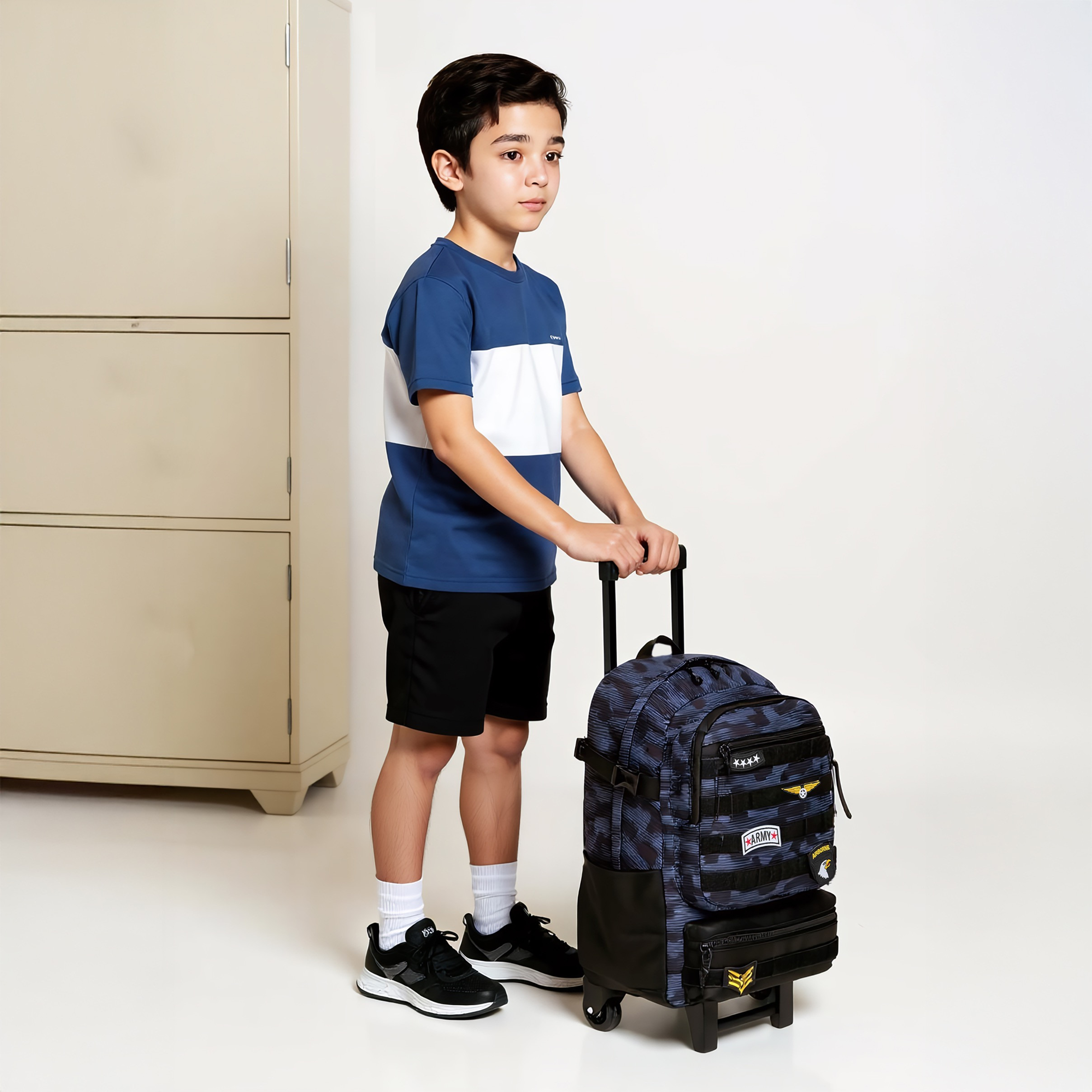 شنطة ترولي للأولاد 8-13 سنة بحزام قابل للتعديل وتصميم مونوجرام من جونيورز-school-bagsandbackpacks-trolleybags-image-8