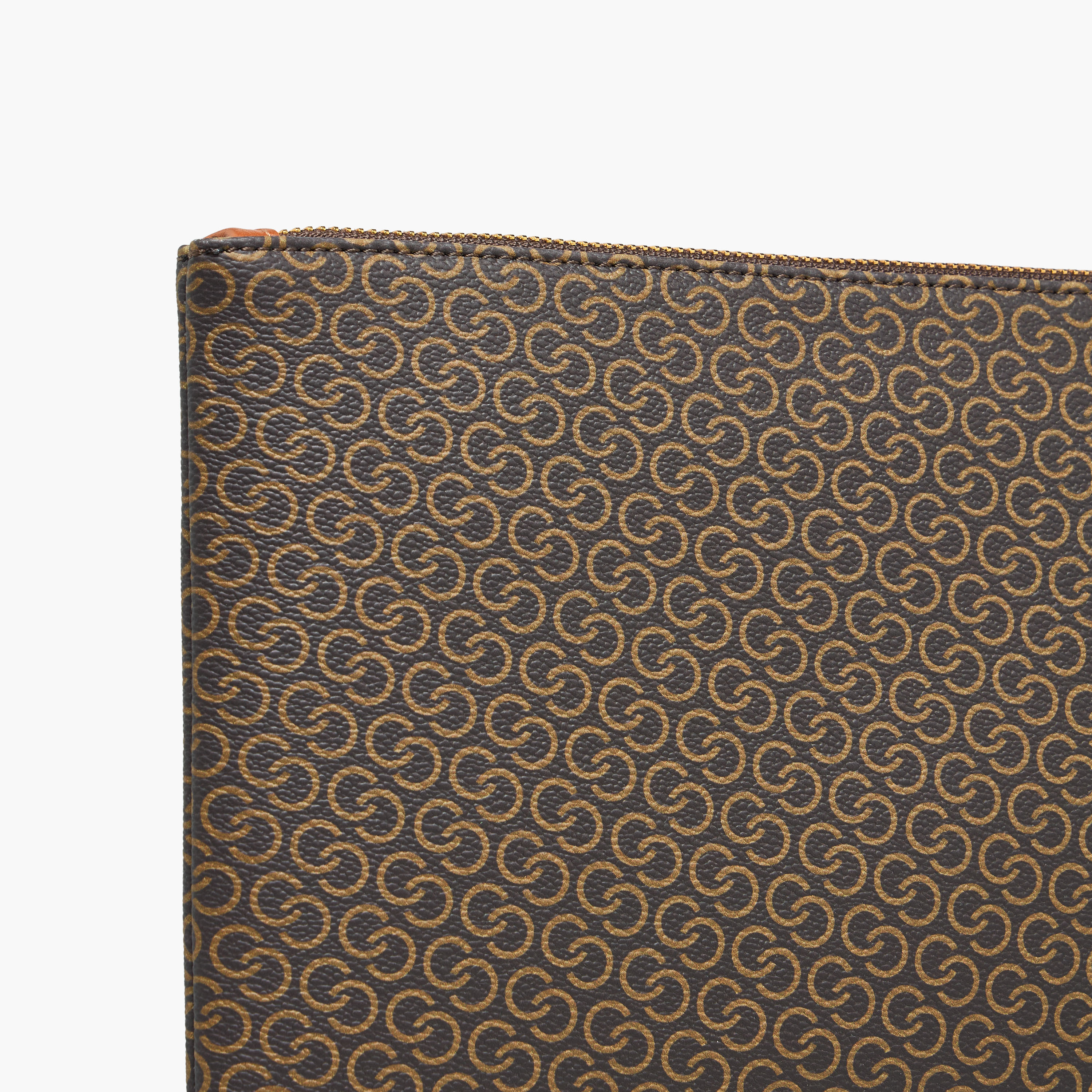 شنطة كلاتش بسحاب إغلاق وطبعات مونوجرام من سيليست-women-bagsandwallets-handbags-image-5