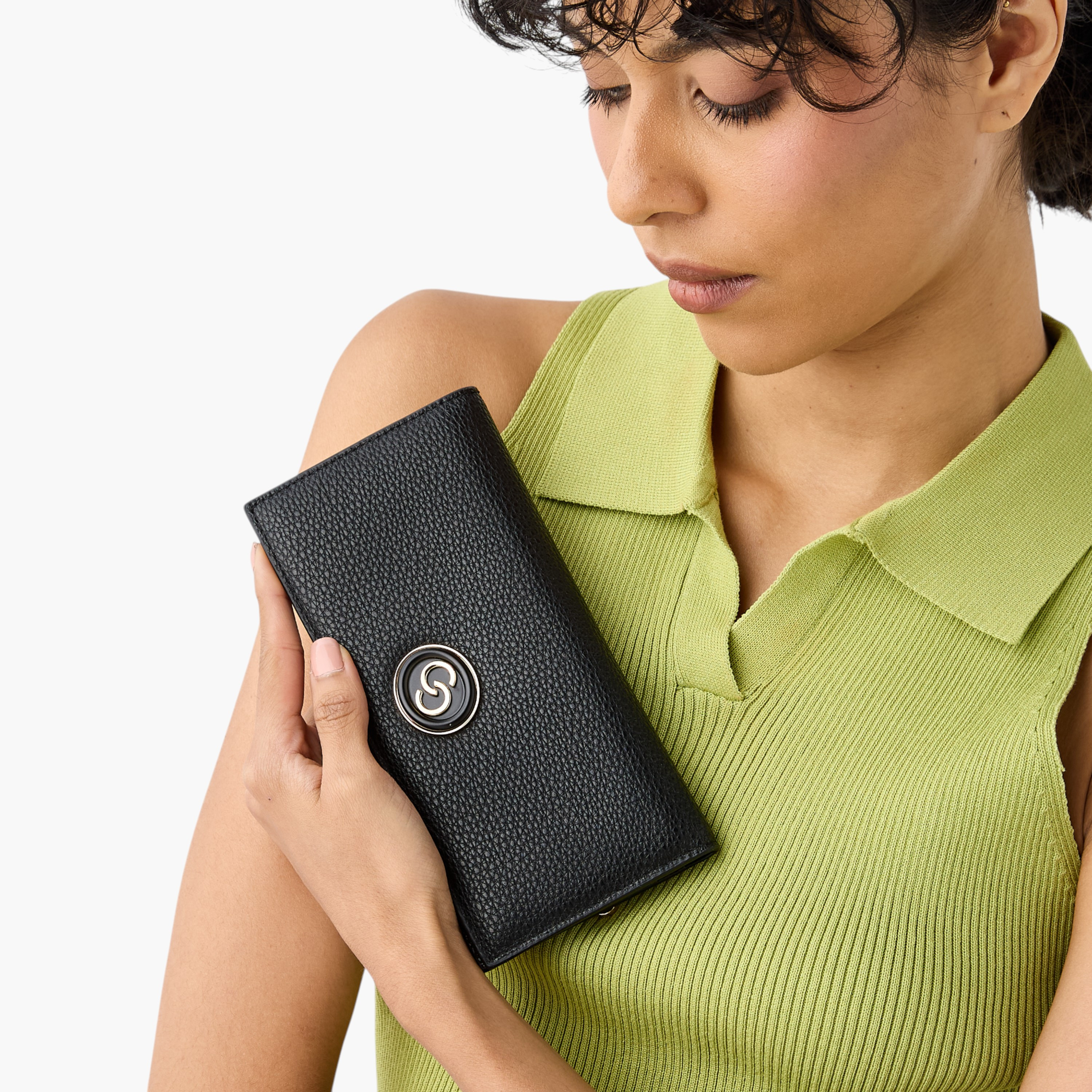 محفظة بارزة الملمس بطية ثنائية وزر إغلاق مغناطيسي من سيليست-women-bagsandwallets-wallets-image-2