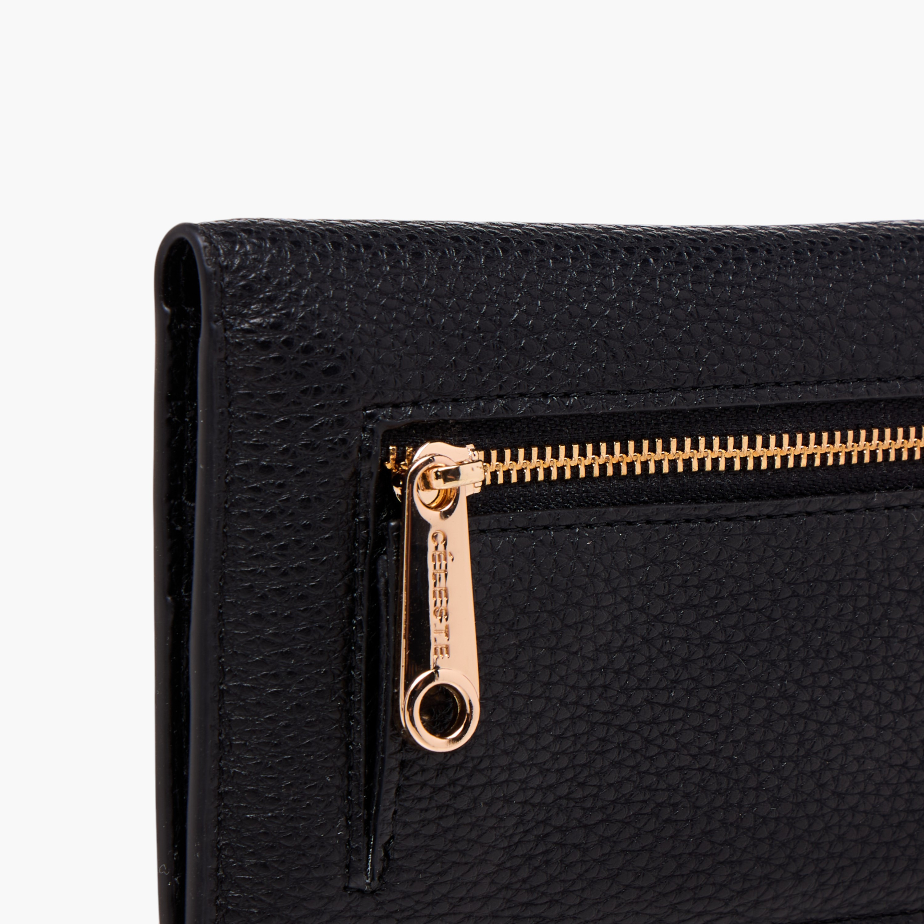 محفظة بارزة الملمس بطية ثنائية وزر إغلاق مغناطيسي من سيليست-women-bagsandwallets-wallets-image-5