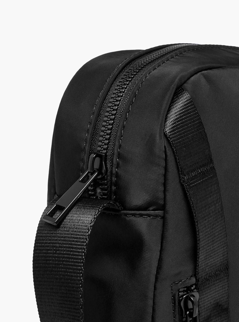 شنطة كروس بودي بطبعات شعار وحزام قابل للتعديل وسحاب إغلاق من لي كوبر-travel-accessories-image-6