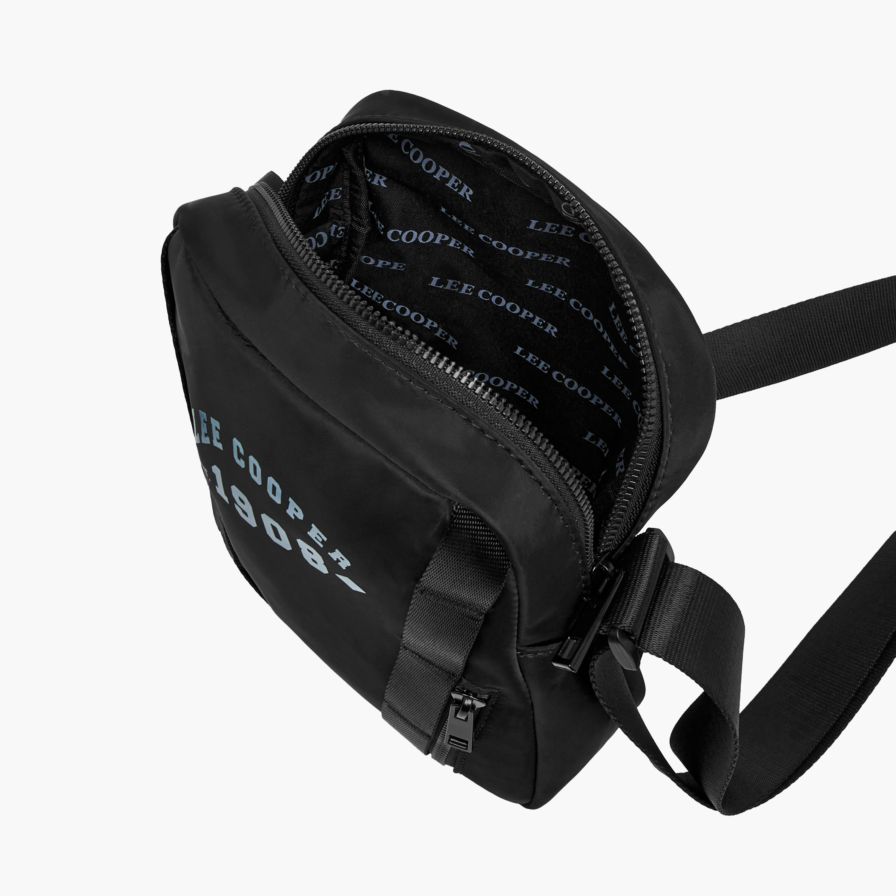 شنطة كروس بودي بطبعات شعار وحزام قابل للتعديل وسحاب إغلاق من لي كوبر-travel-accessories-image-8