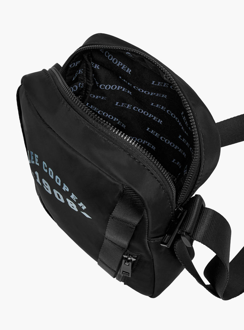 شنطة كروس بودي بطبعات شعار وحزام قابل للتعديل وسحاب إغلاق من لي كوبر-travel-accessories-image-8