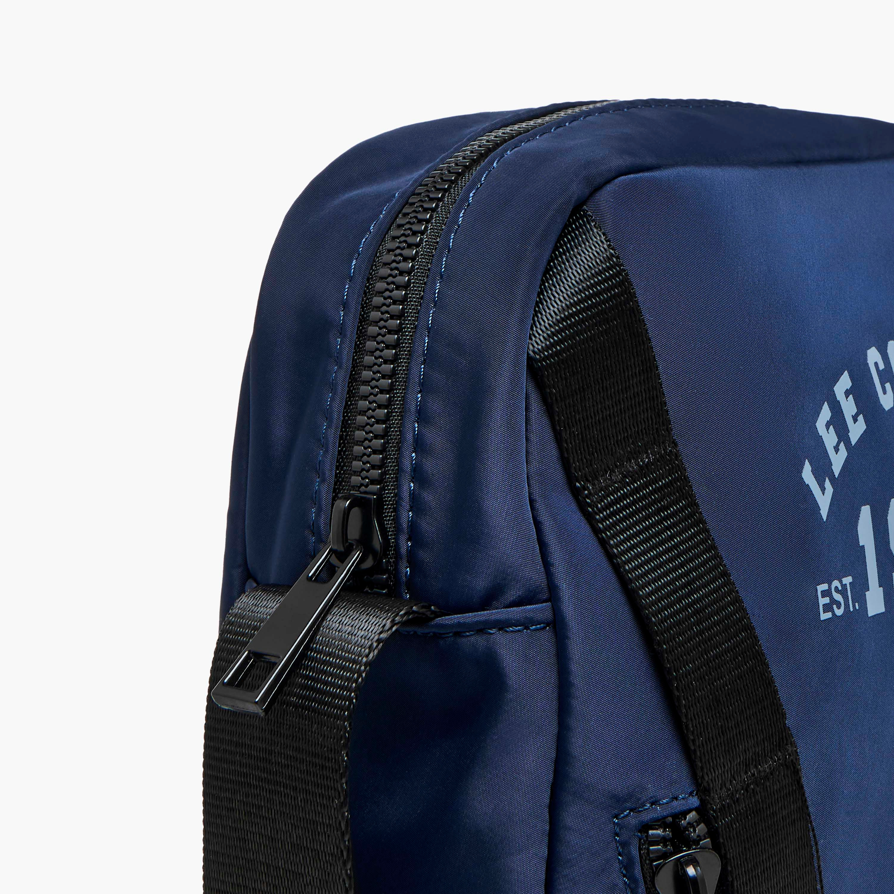 شنطة كروس بودي بطبعات شعار وحزام قابل للتعديل وسحاب إغلاق من لي كوبر-travel-accessories-image-6