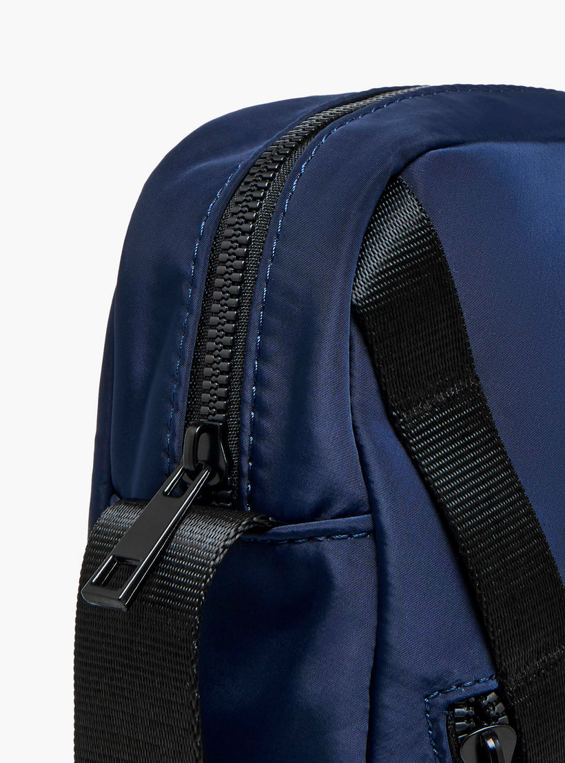 شنطة كروس بودي بطبعات شعار وحزام قابل للتعديل وسحاب إغلاق من لي كوبر-travel-accessories-image-6