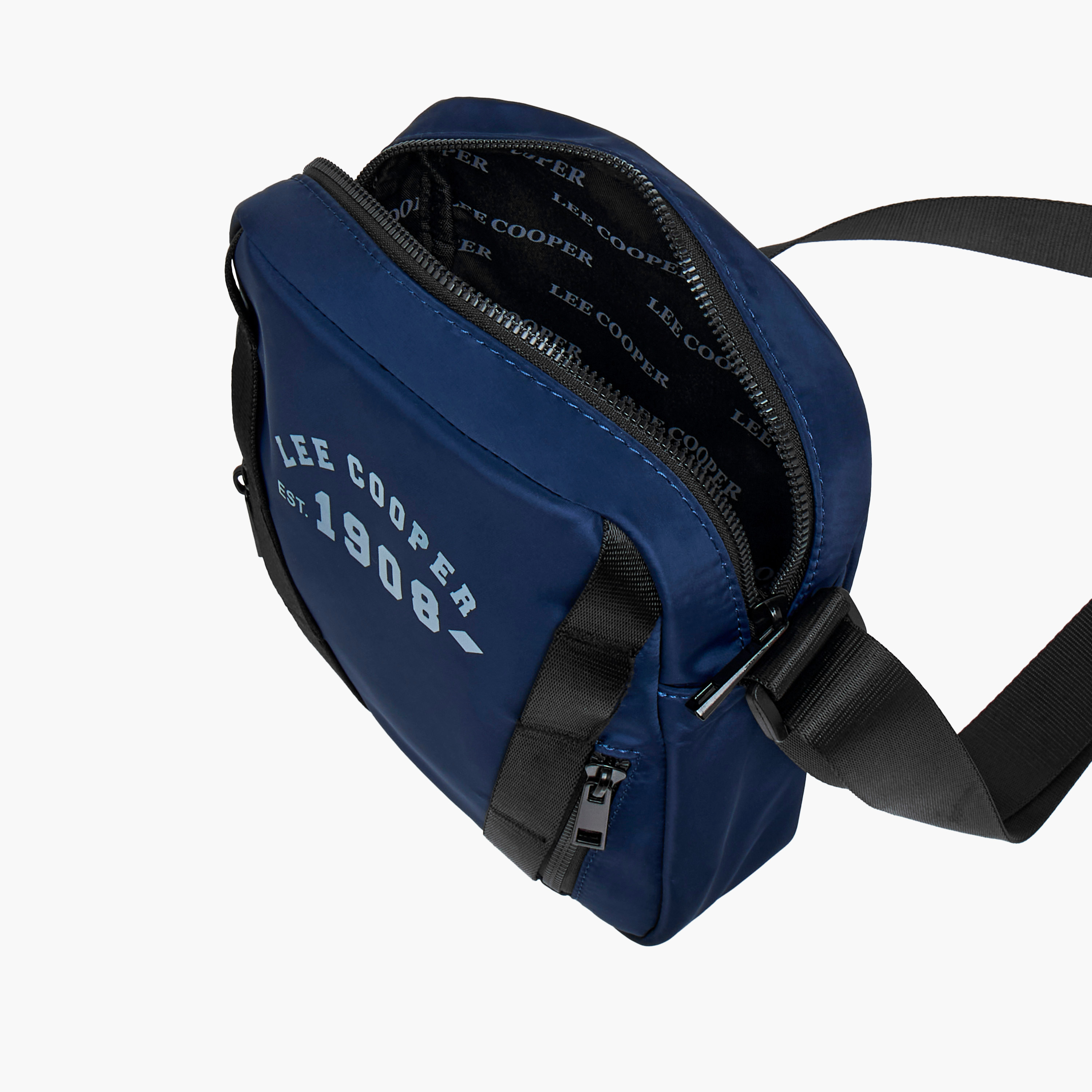 شنطة كروس بودي بطبعات شعار وحزام قابل للتعديل وسحاب إغلاق من لي كوبر-travel-accessories-image-8