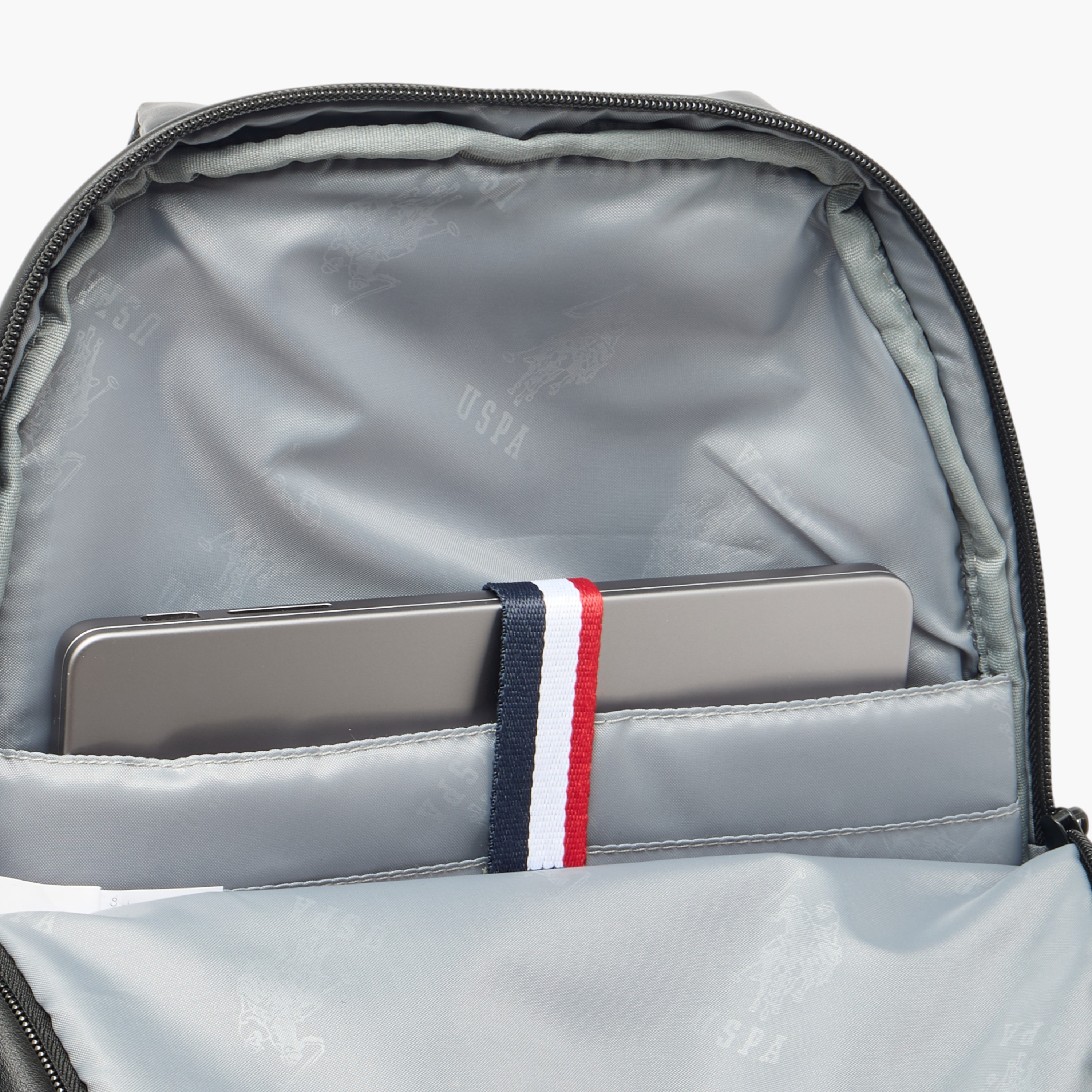 شنطة ظهر منقوشة بأحزمة مبطنة من يو إس بولو أسن - 71x47x41 سم-women-bagsandwallets-backpacks-image-8