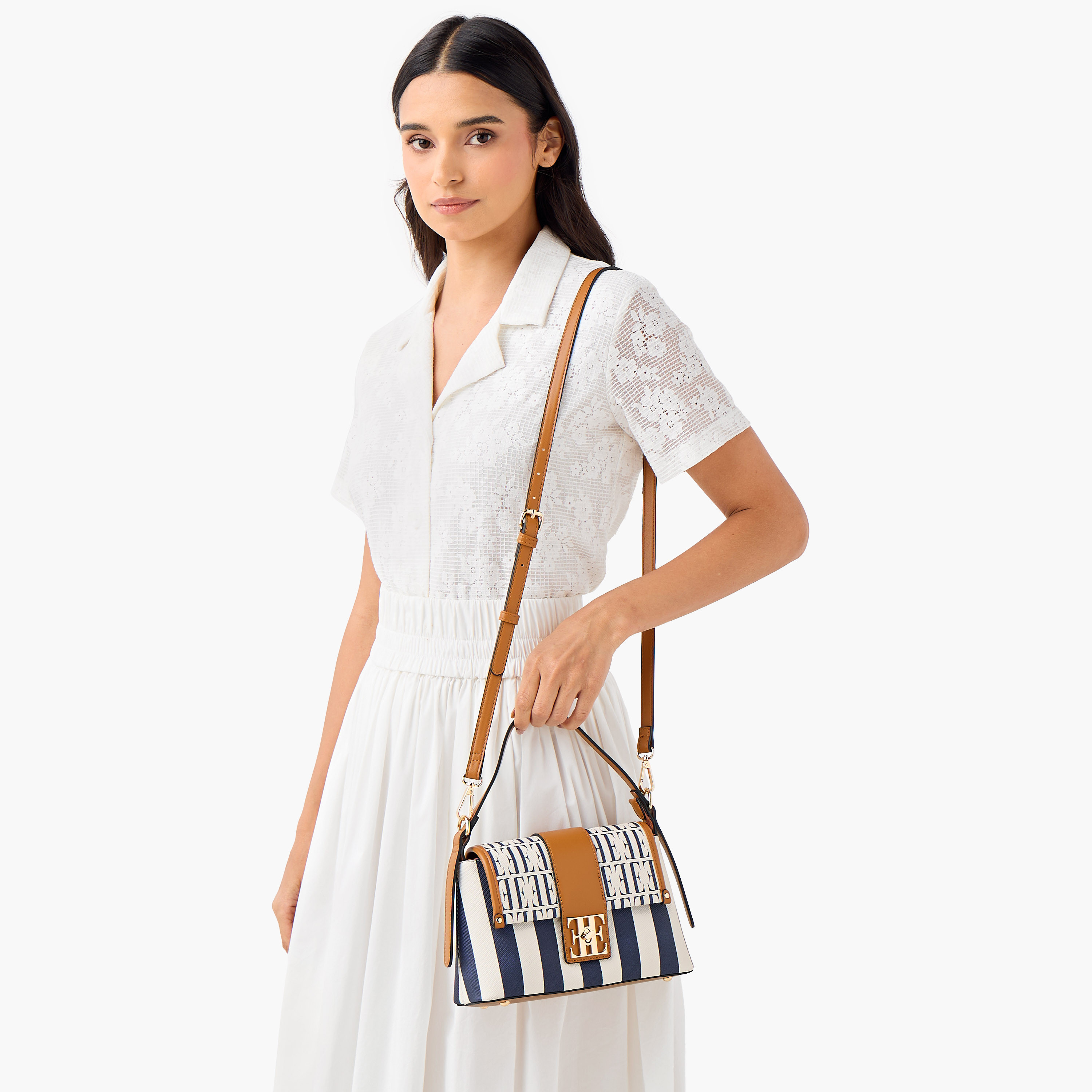 شنطة ساتشيل بطبعات مونوجرام وحزام قابل للتعديل من إيل-women-bagsandwallets-handbags-image-2