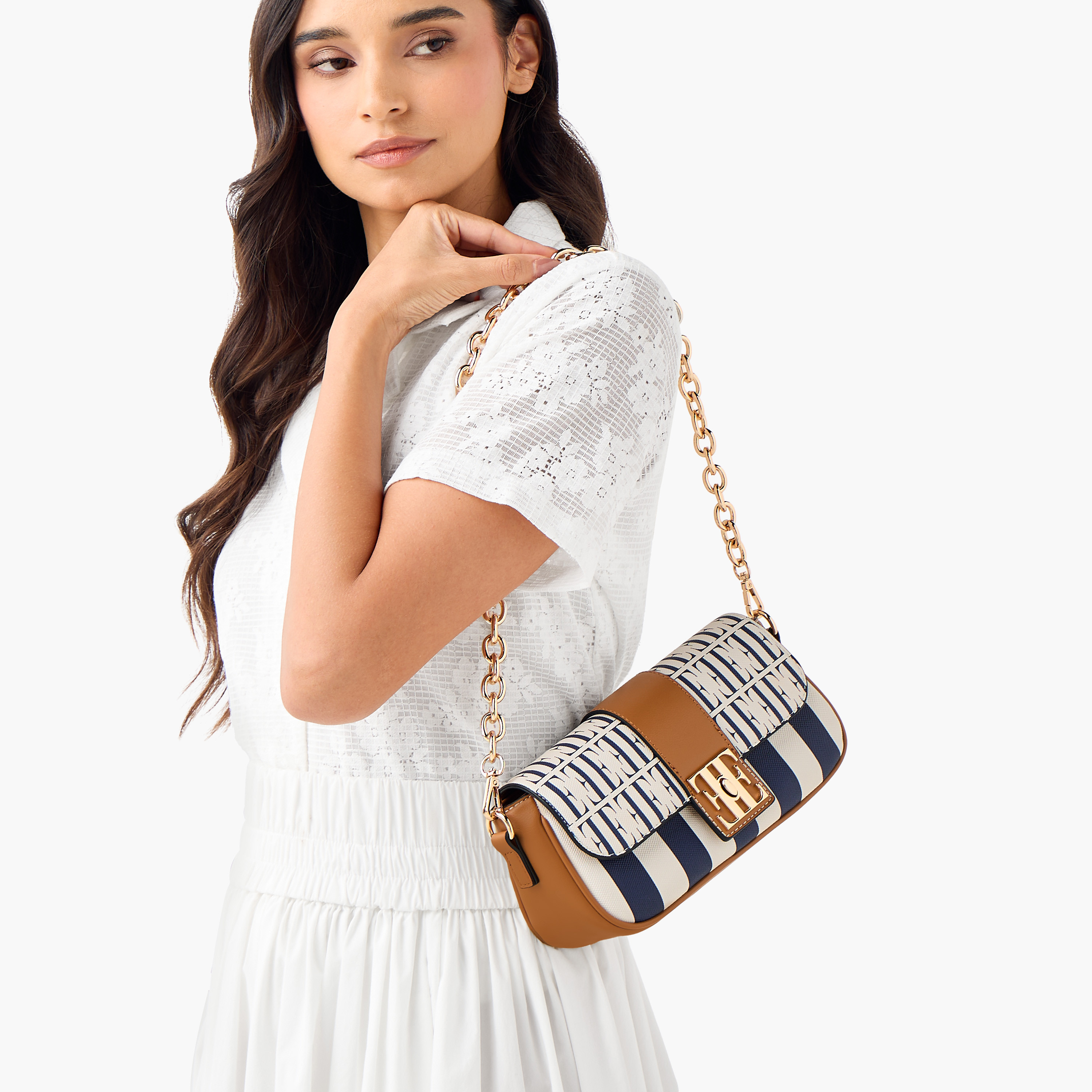 شنطة كروس بودي بحزام سلسلة وقفل إغلاق دوّار وطبعات مونوجرام من إيل-women-bagsandwallets-handbags-image-3