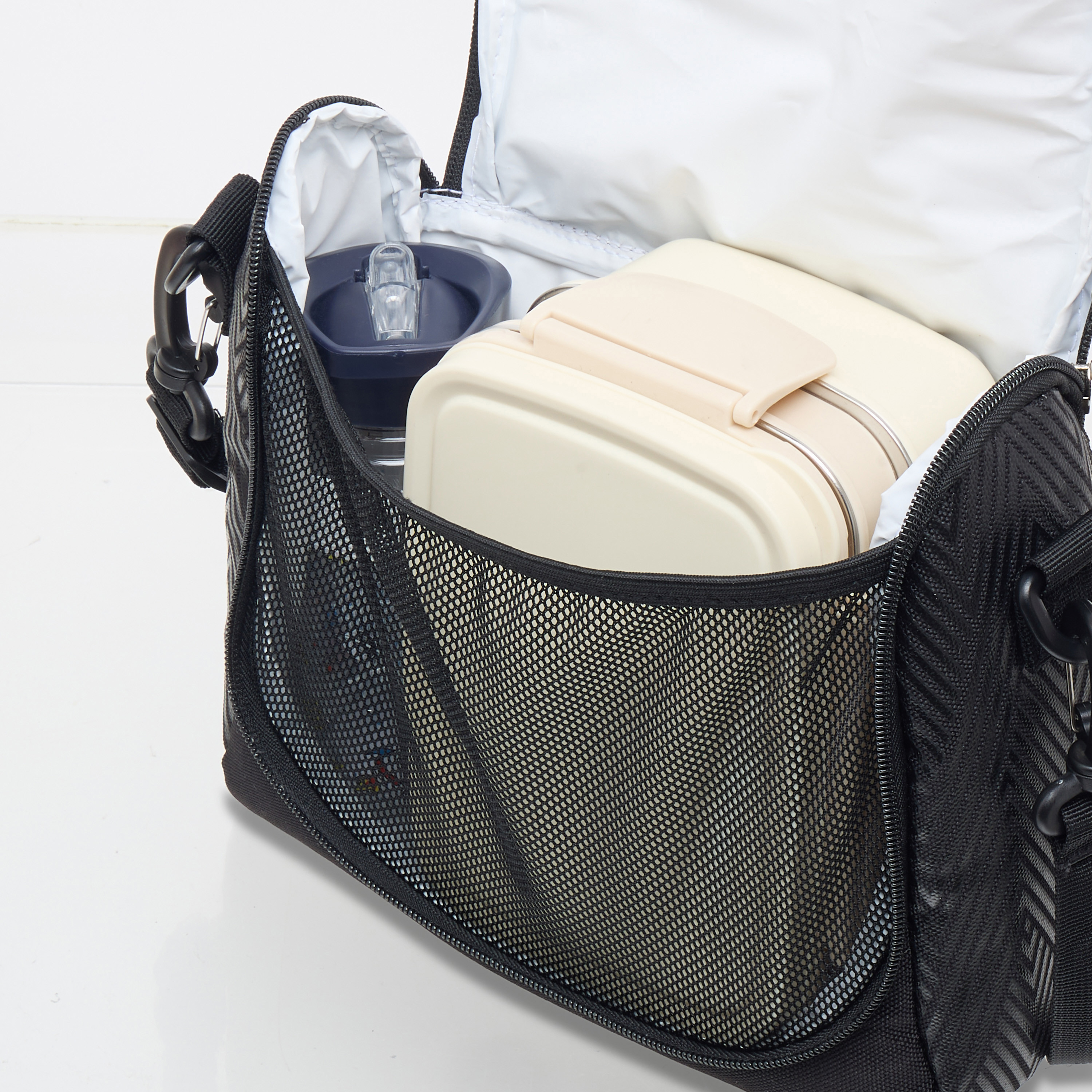 شنطة غداء بارزة الملمس بطبعات شيفرون وسحّاب إغلاق من فيراري-school-lunchessentials-lunchbags-image-7