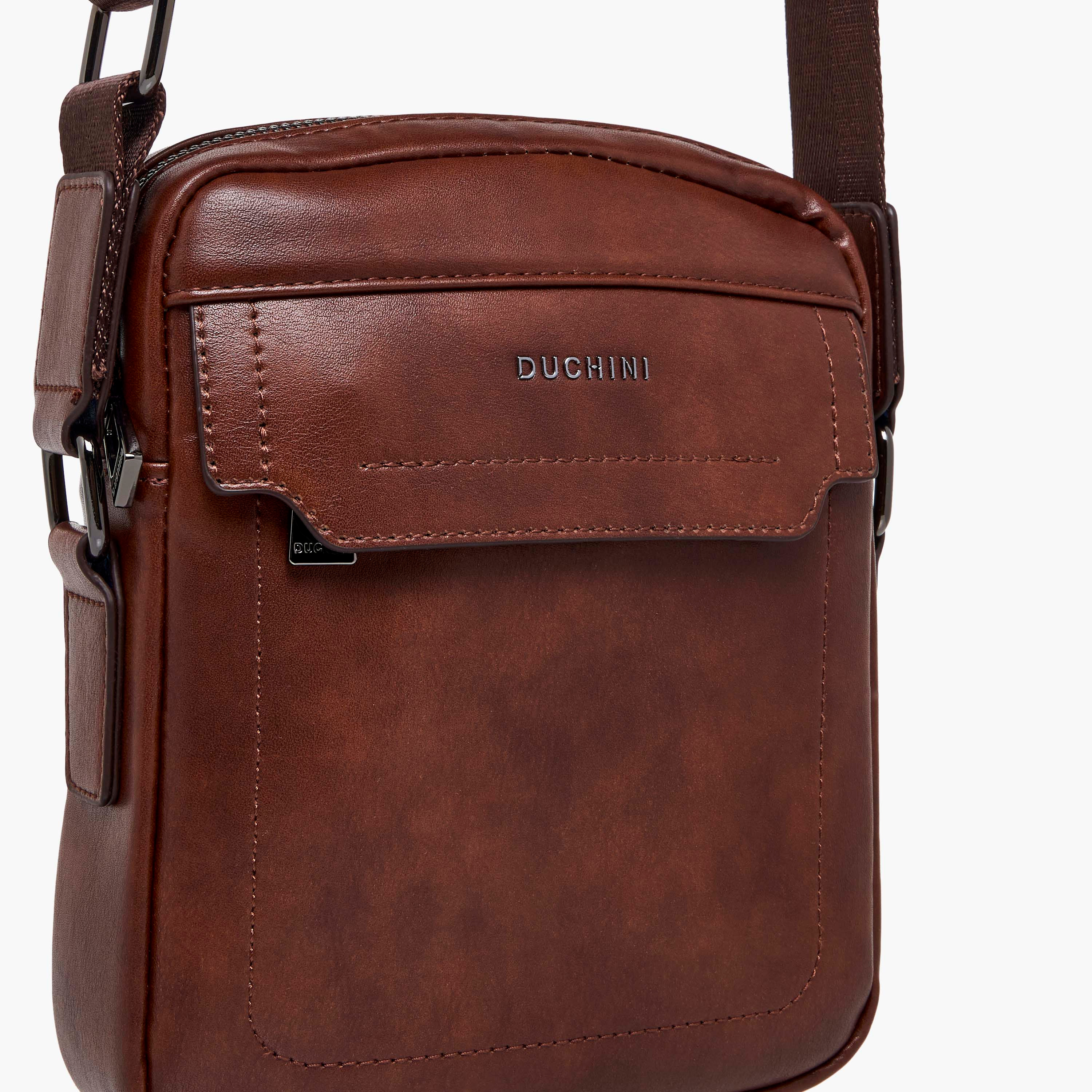 شنطة كروس بودي سادة بحزام قابل للتعديل وسحاب إغلاق من دوتشيني-men-bags-image-4