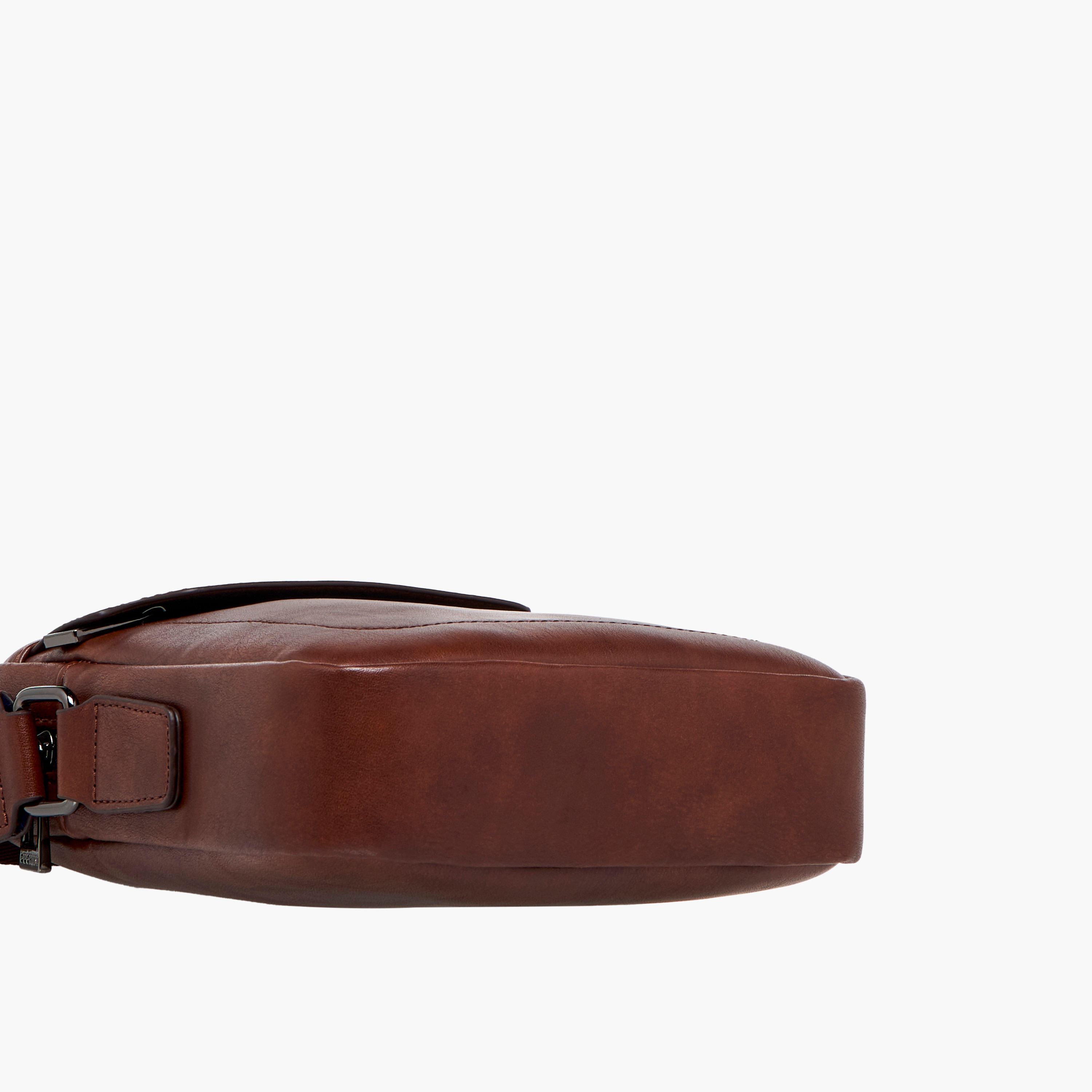 شنطة كروس بودي سادة بحزام قابل للتعديل وسحاب إغلاق من دوتشيني-men-bags-image-2
