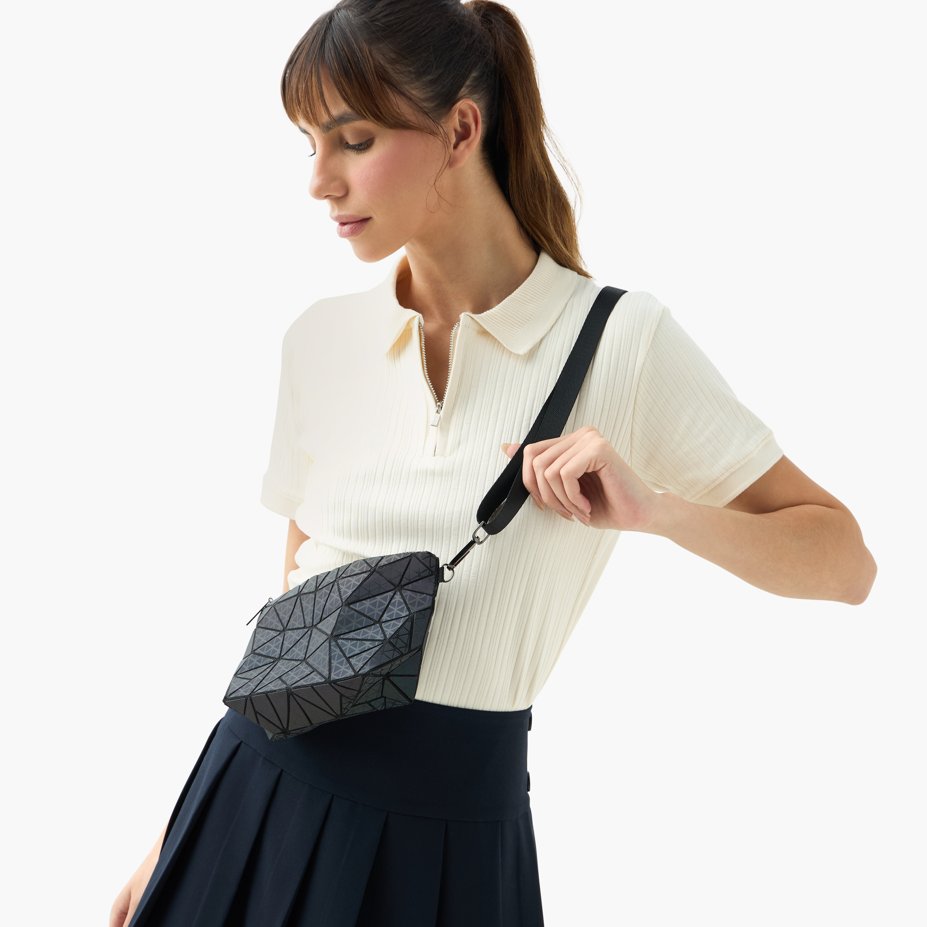شنطة كروس بطبعات هندسية وسحاب إغلاق من ميستوتس-women-bagsandwallets-handbags-image-2