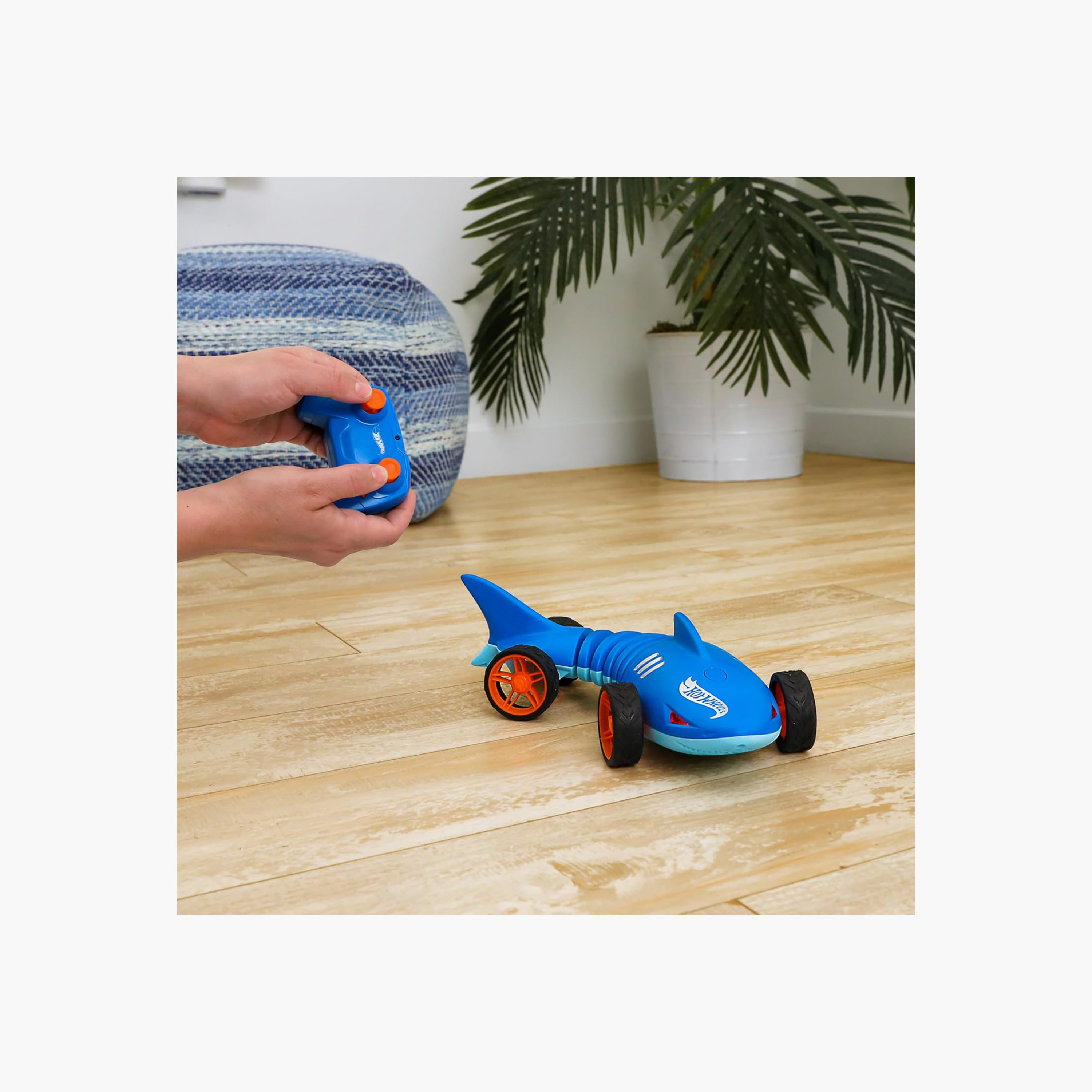 Hot Wheels Remote Control 1:15 Shark Speeder Vehicle-toys-playvehicles-diecastcars-image-2