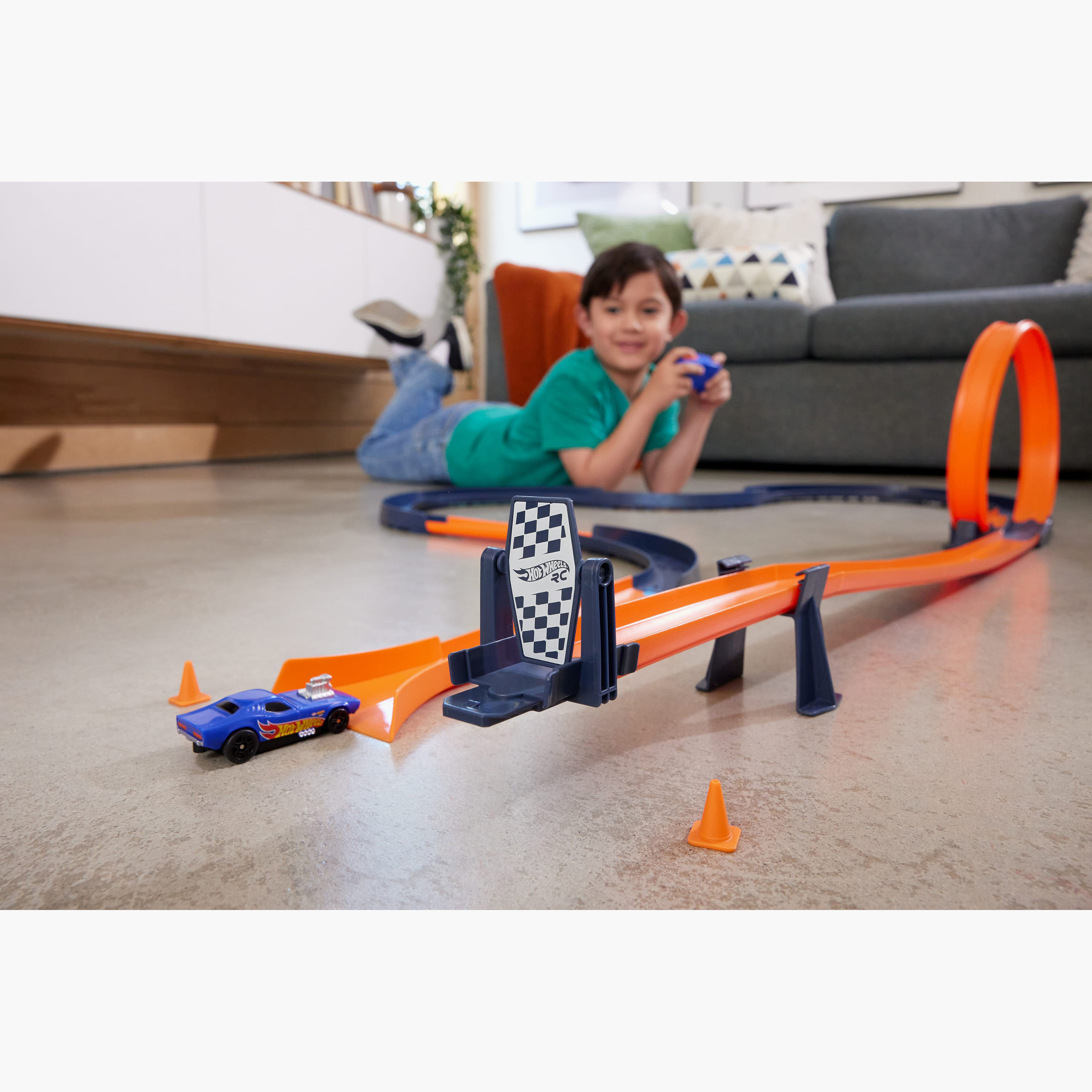 مجموعة لعب سيارة بمقياس 1:64 تعمل بالتحكم عن بعد مع أكثر من 30 قطعة مسار سباق من هوت ويلز-toys-remotecontrolledvehicles-rccars-image-2