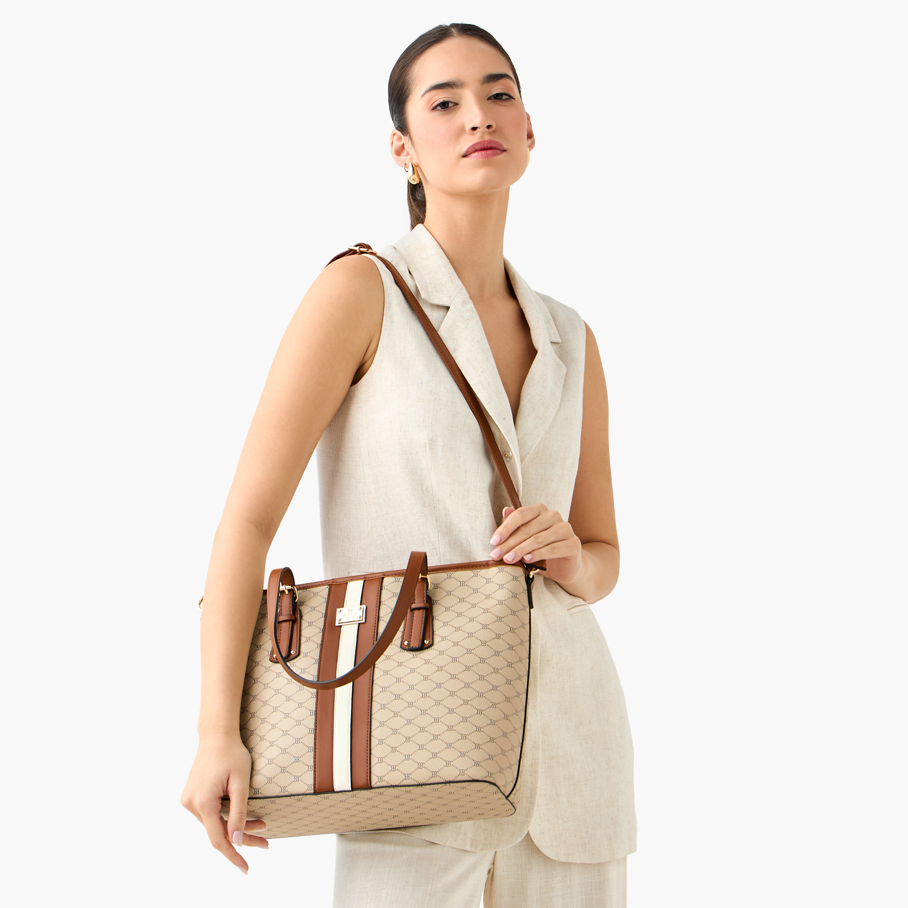 شنطة توت بطبعات مونوجرام وبشنطة صغيرة قابلة للفصل من بيسي لندن-women-bagsandwallets-handbags-image-2