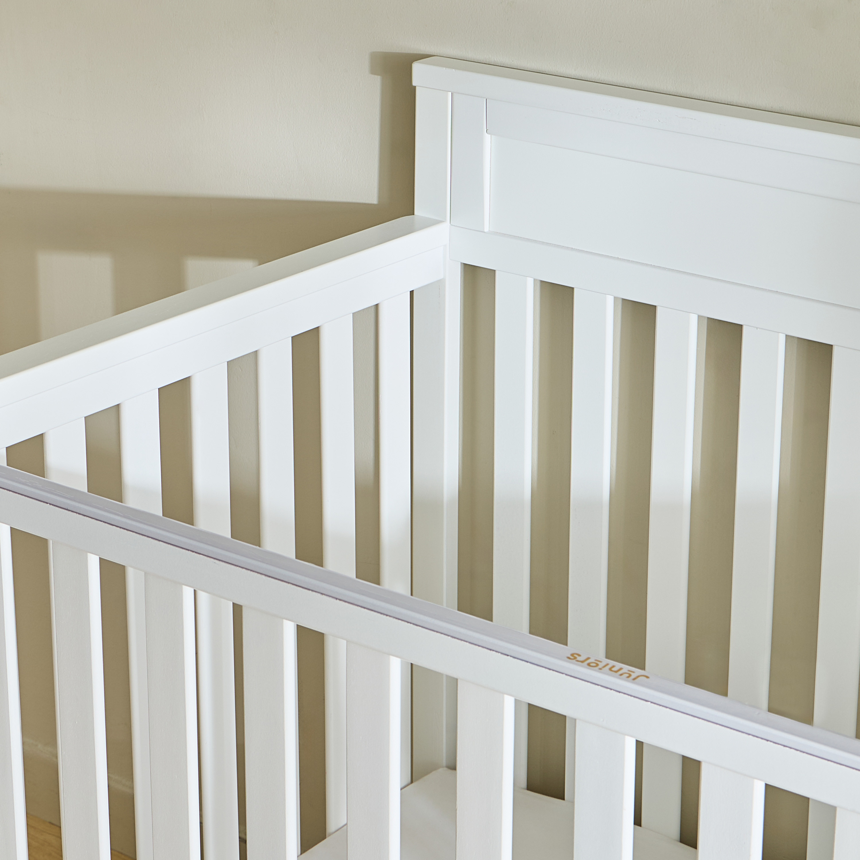 سرير أطفال خشب بطاولة تغيير جامز من جيجلز-baby-nursery-furniture-cribsandbeds-babycribs-image-1