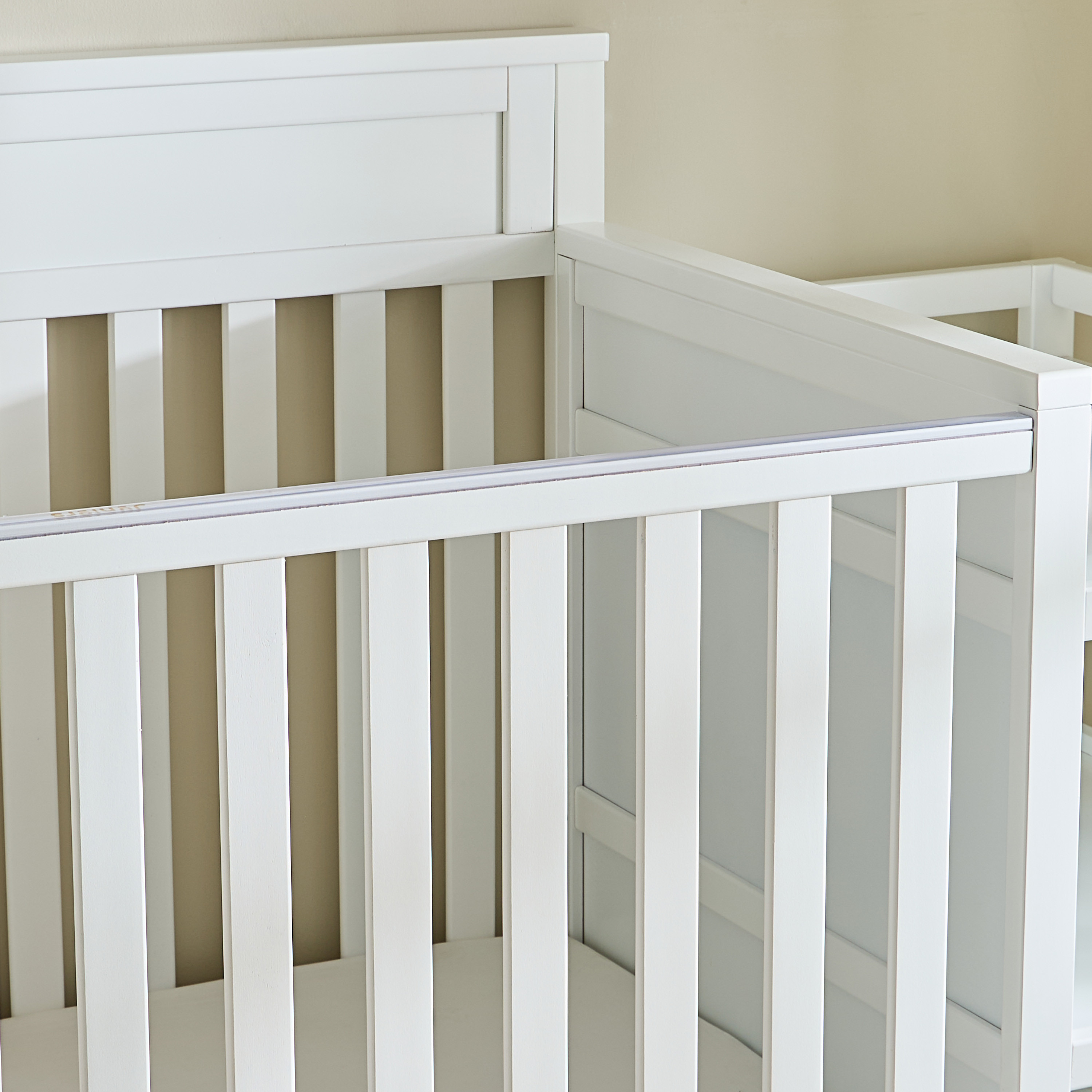 سرير أطفال خشب بطاولة تغيير جامز من جيجلز-baby-nursery-furniture-cribsandbeds-babycribs-image-3