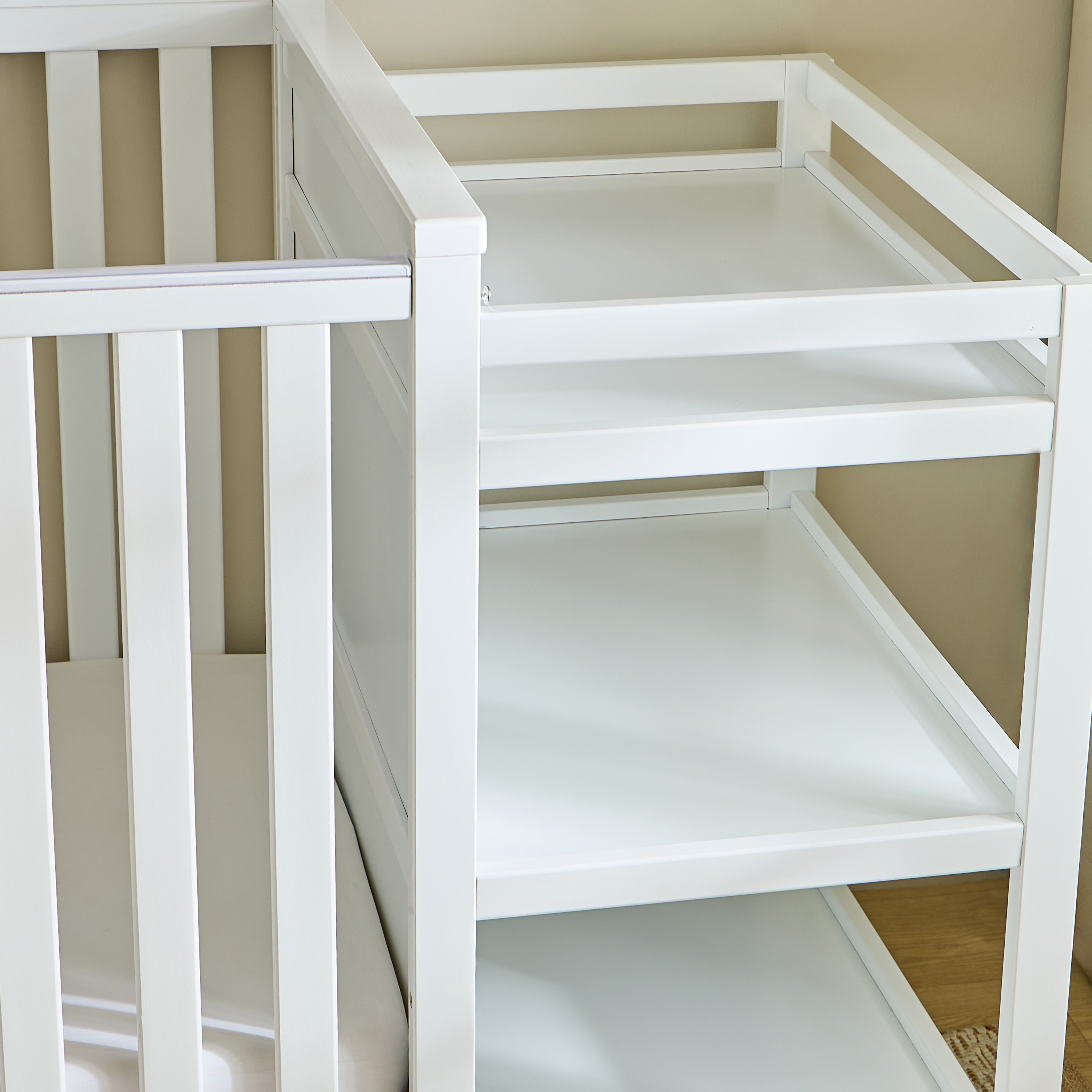 سرير أطفال خشب بطاولة تغيير جامز من جيجلز-baby-nursery-furniture-cribsandbeds-babycribs-image-2