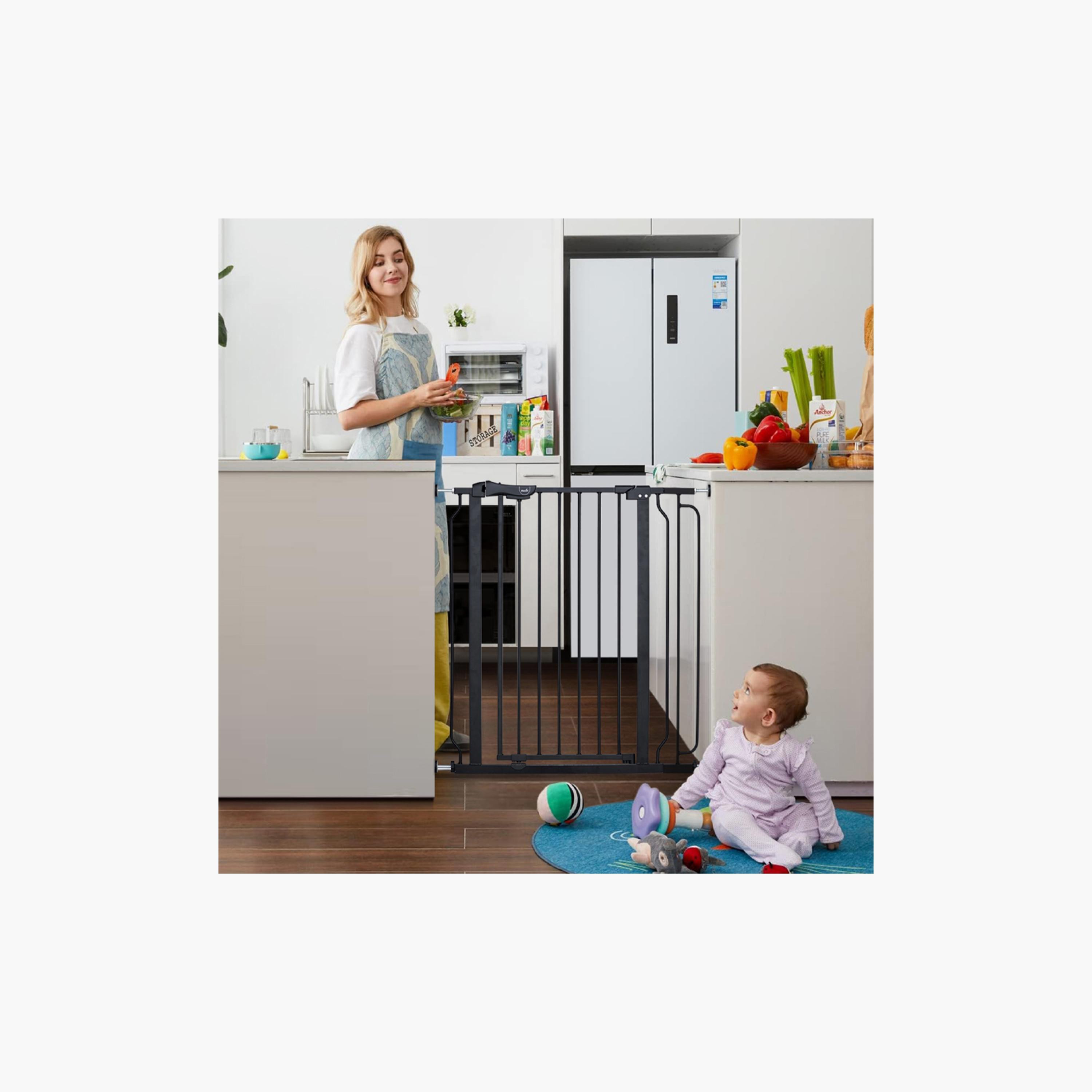 بوابة أمان للأطفال سيكيورا، حاجز قفل تلقائي مع امتداد 10 سم من مون - 76-80 سم - أسود-baby-healthandsafety-babyproofing-image-4
