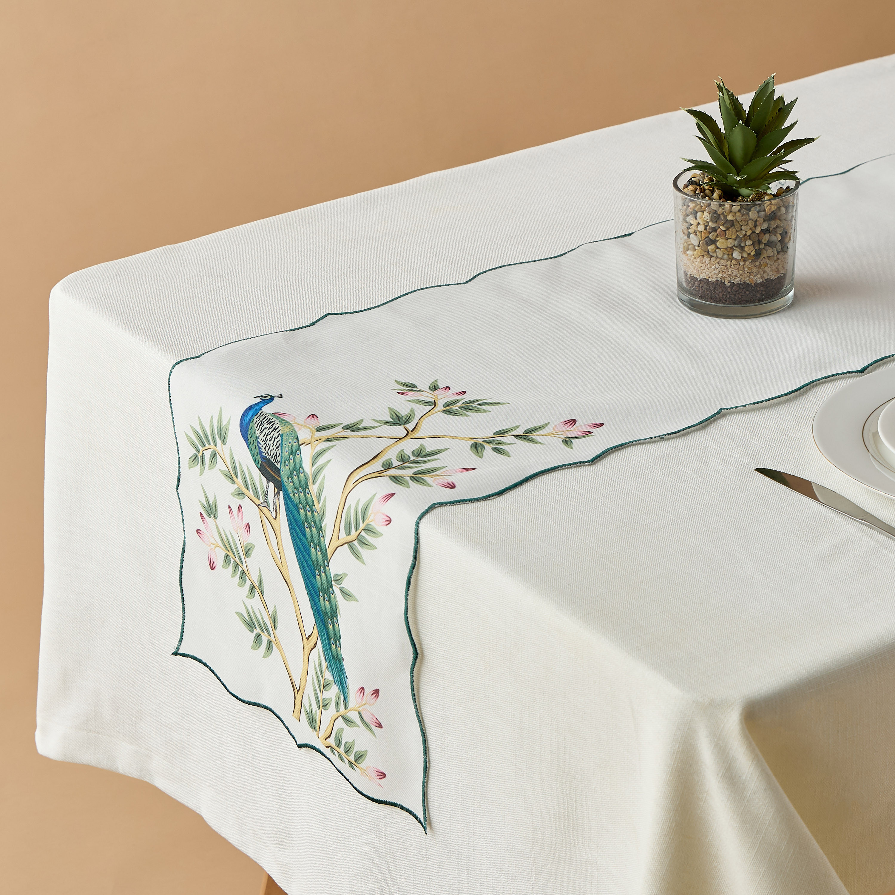 مفرش طاولة بطبعات طاووس - 180×35 سم.-household-dining-tablelinen-runnersandtablecovers-image-1