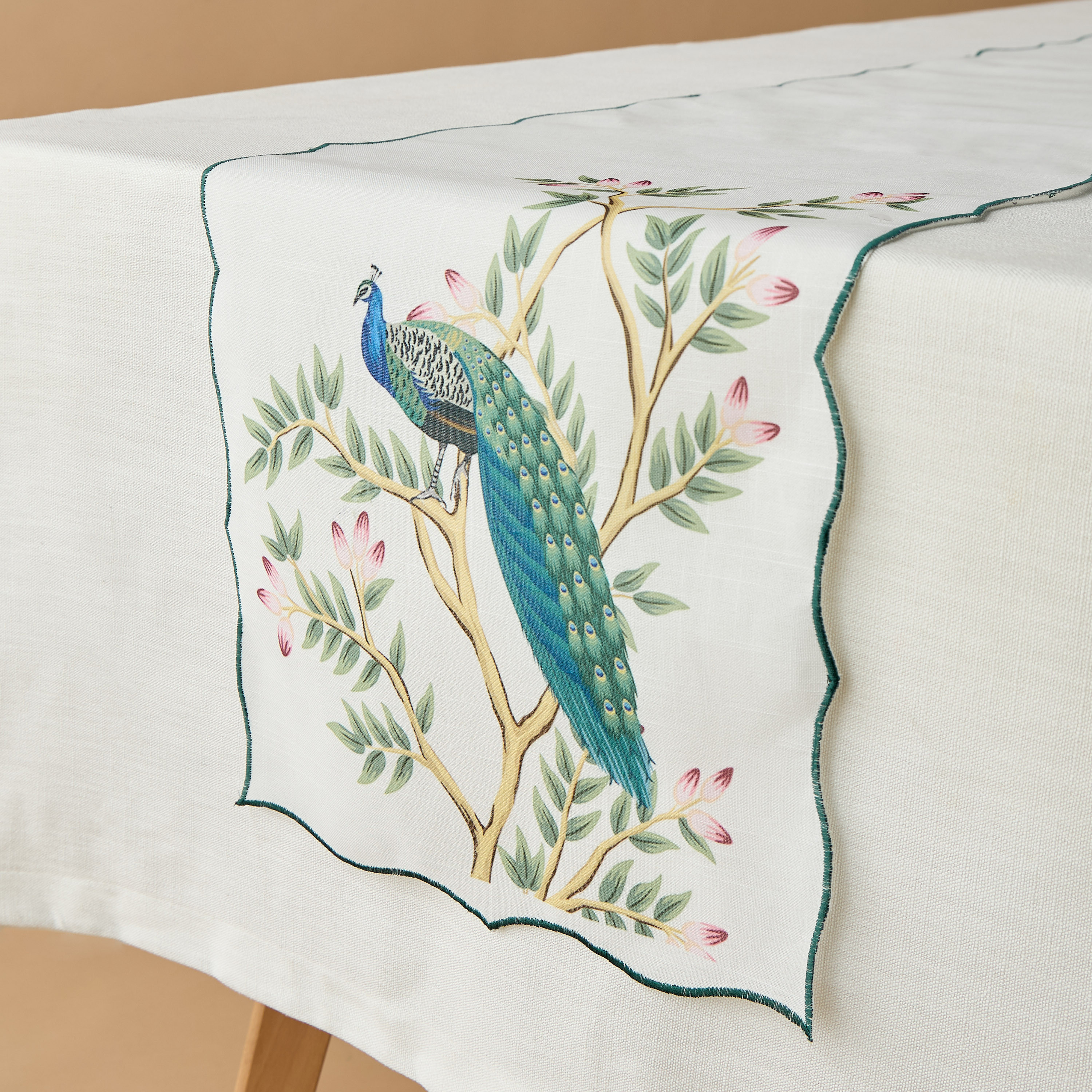مفرش طاولة بطبعات طاووس - 180×35 سم.-household-dining-tablelinen-runnersandtablecovers-image-2