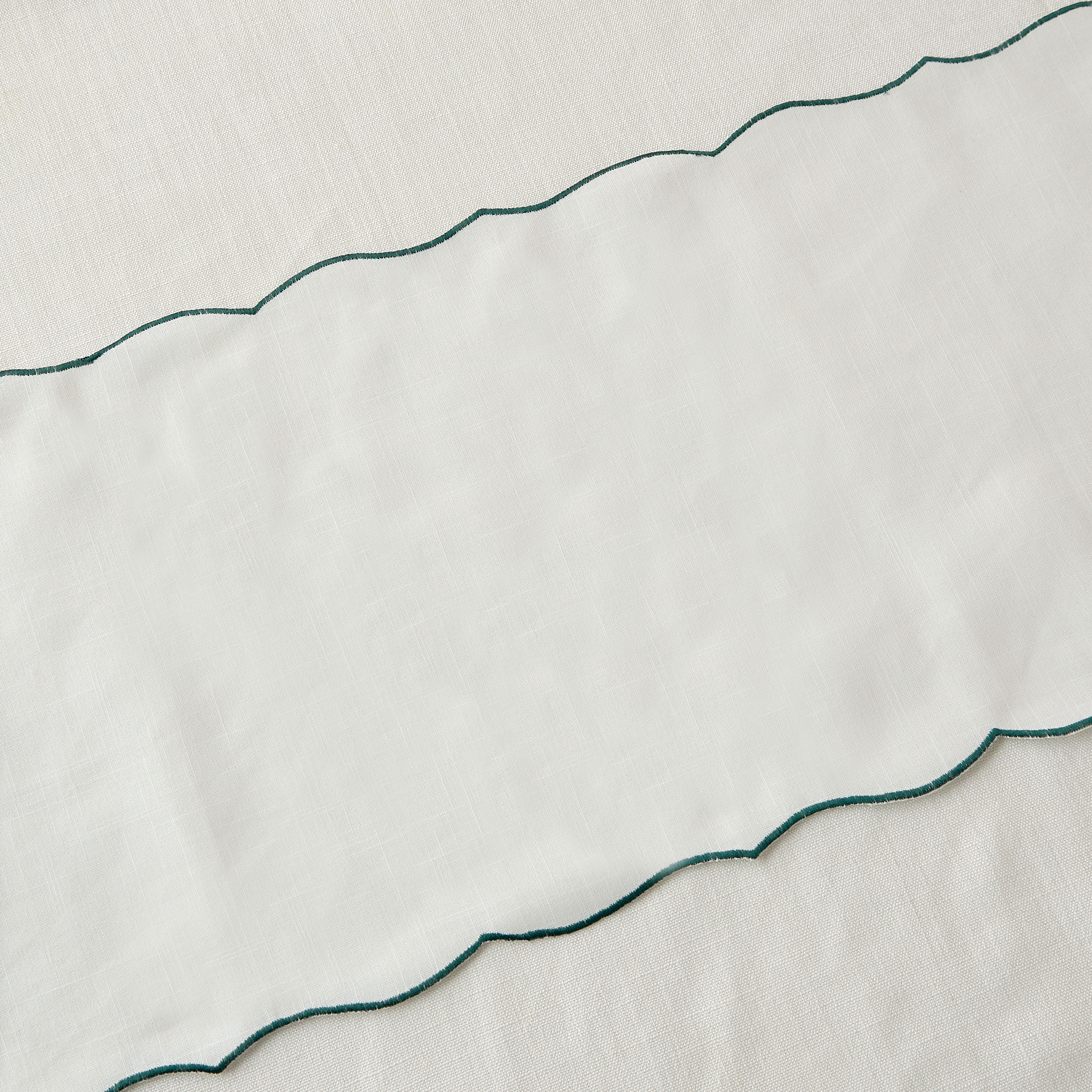 مفرش طاولة بطبعات طاووس - 180×35 سم.-household-dining-tablelinen-runnersandtablecovers-image-3
