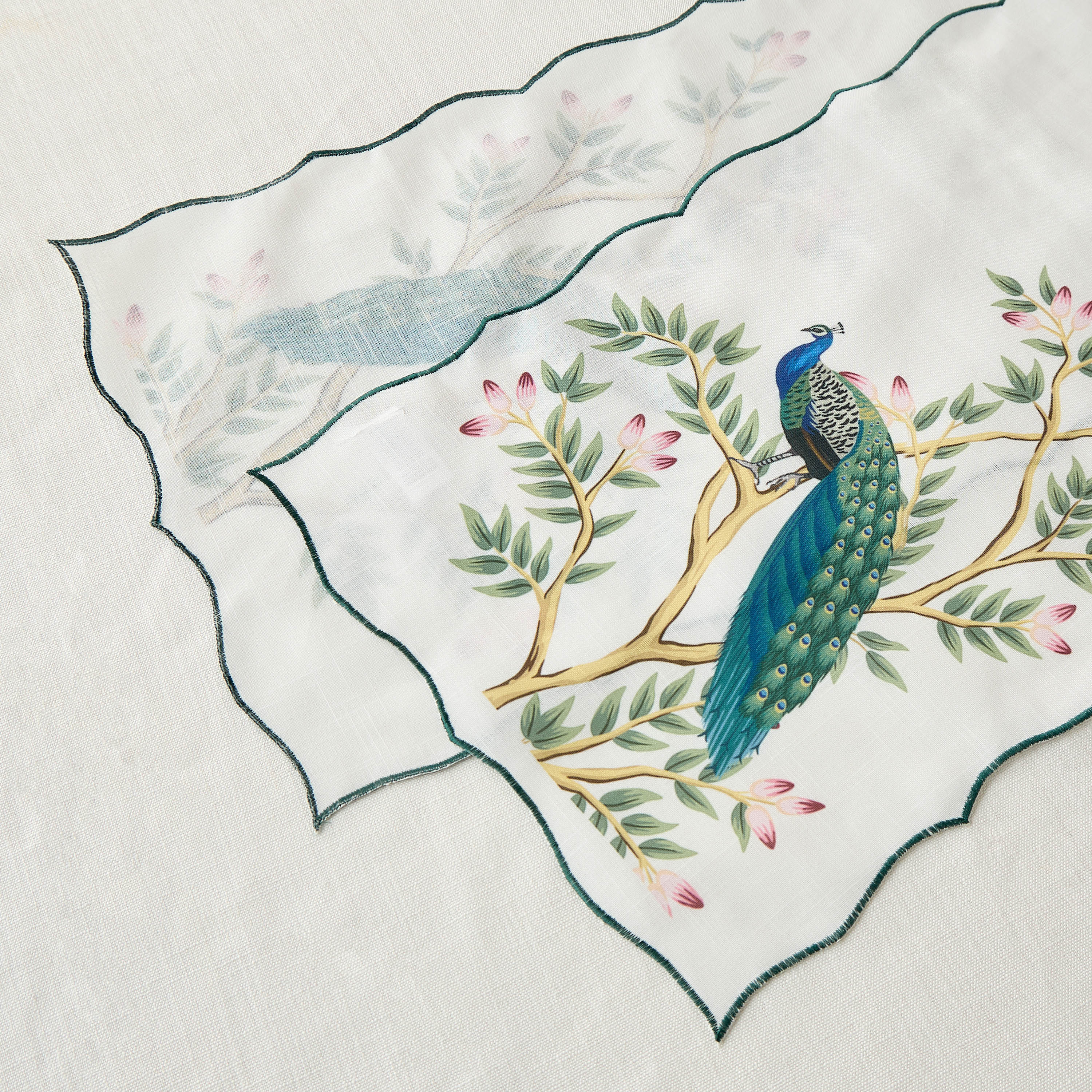 مفرش طاولة بطبعات طاووس - 180×35 سم.-household-dining-tablelinen-runnersandtablecovers-image-4