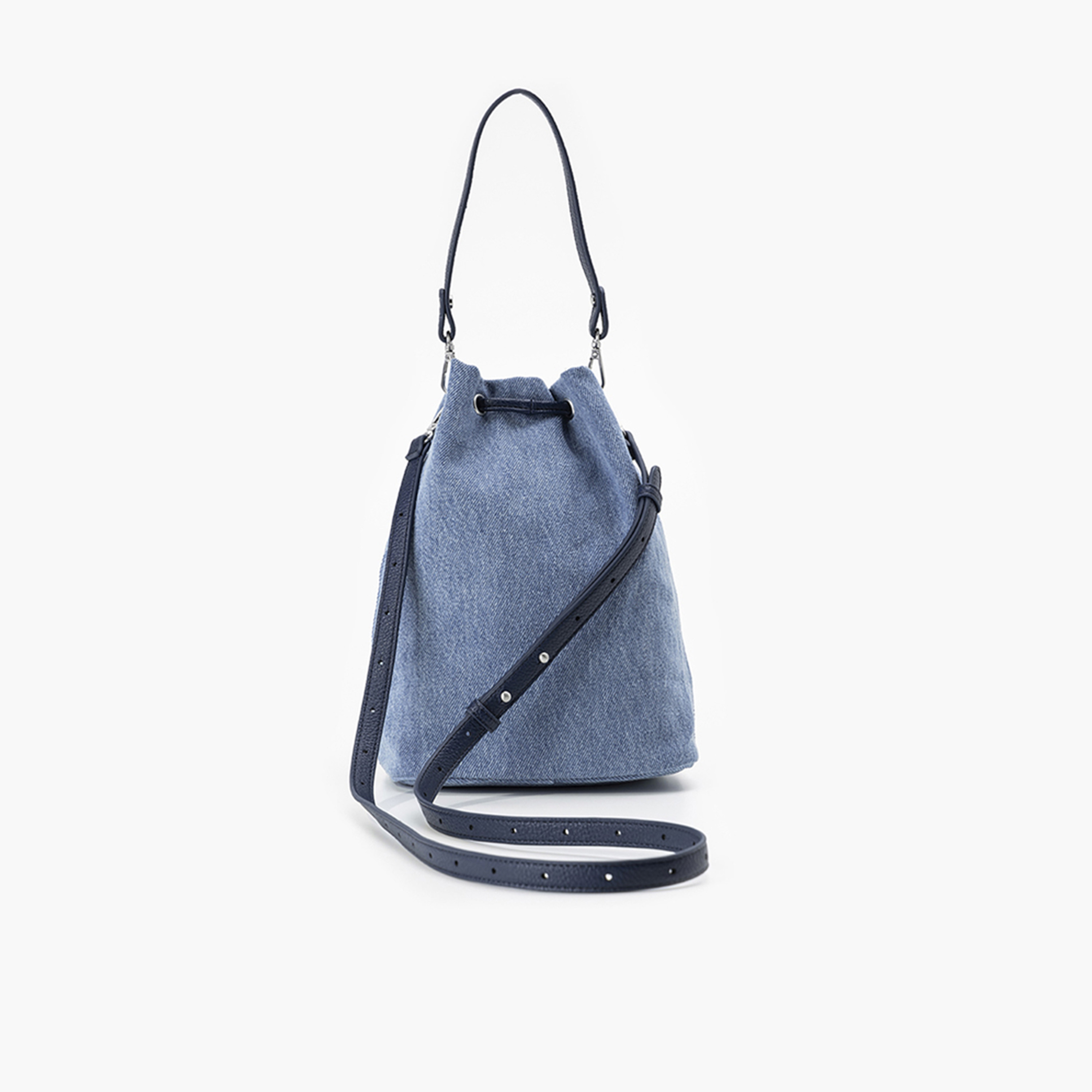 ليفايز- شنطة دلو صلبة مع إغلاق برباط وحزام قابل للفصل-women-bagsandwallets-handbags-image-2