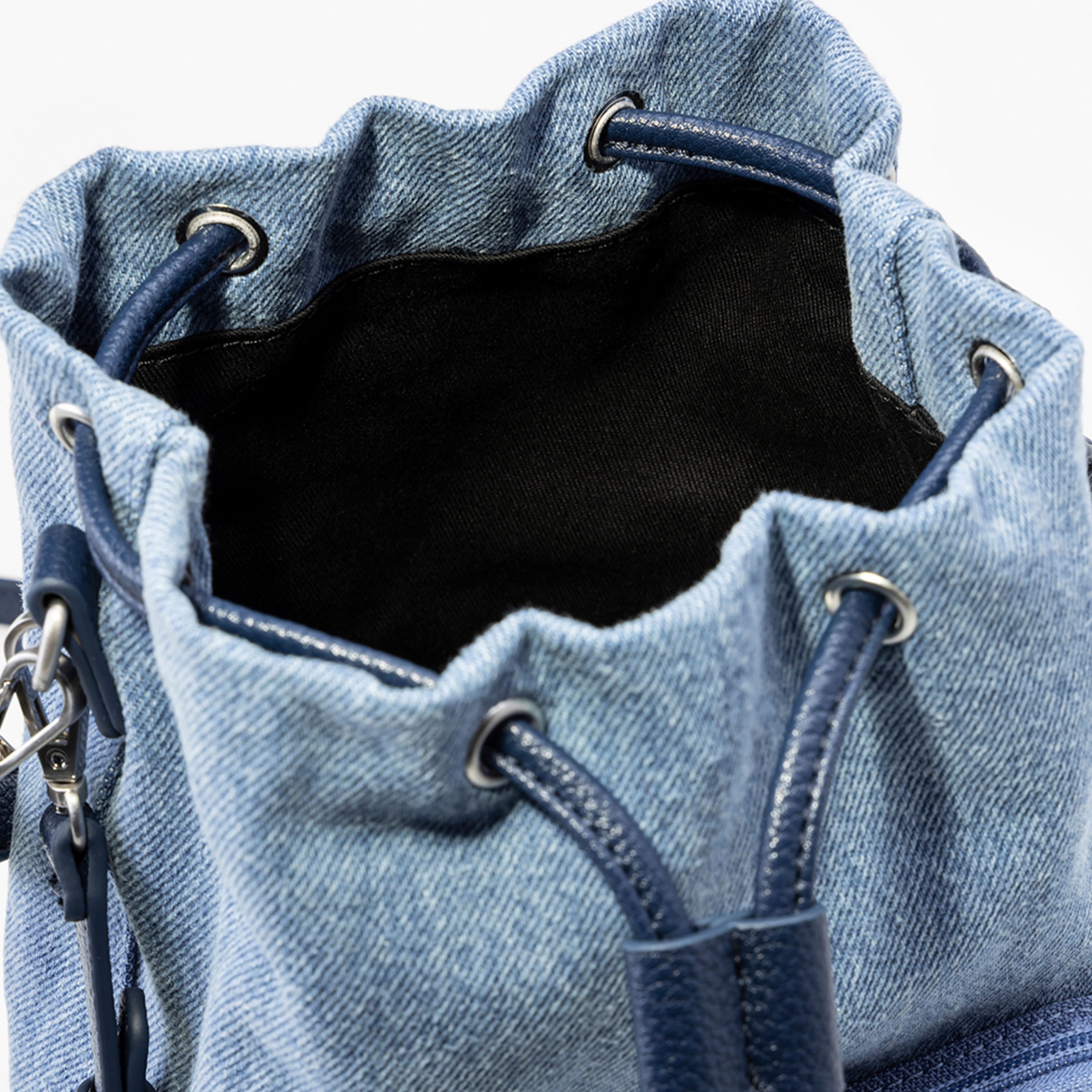 ليفايز- شنطة دلو صلبة مع إغلاق برباط وحزام قابل للفصل-women-bagsandwallets-handbags-image-3