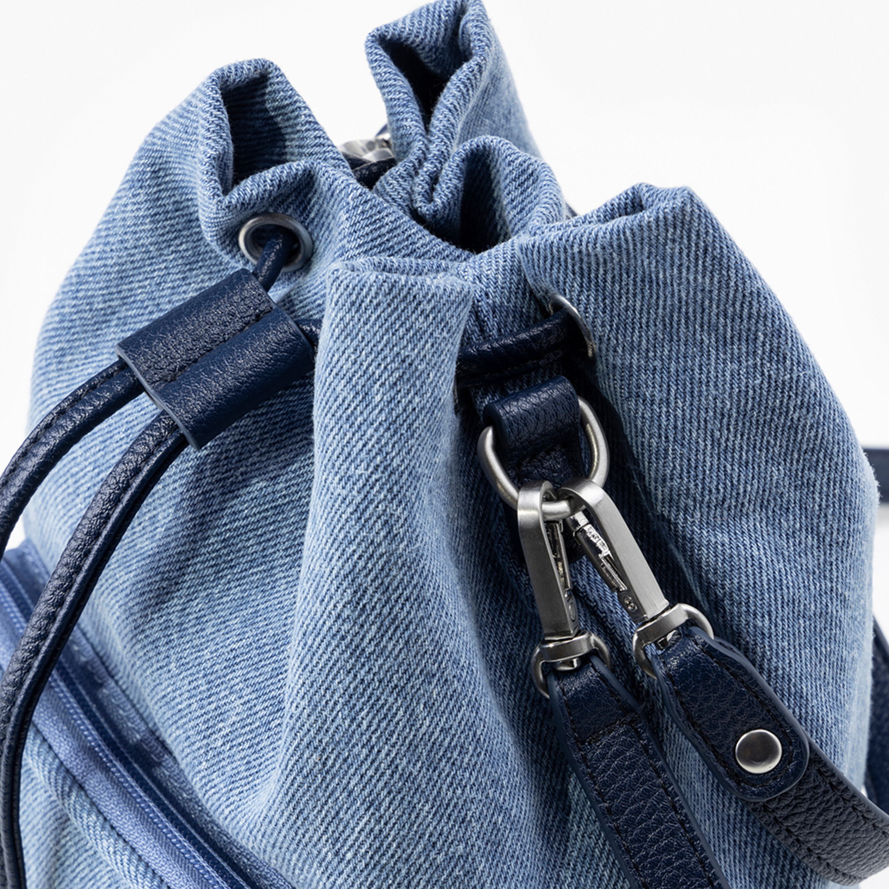 ليفايز- شنطة دلو صلبة مع إغلاق برباط وحزام قابل للفصل-women-bagsandwallets-handbags-image-4