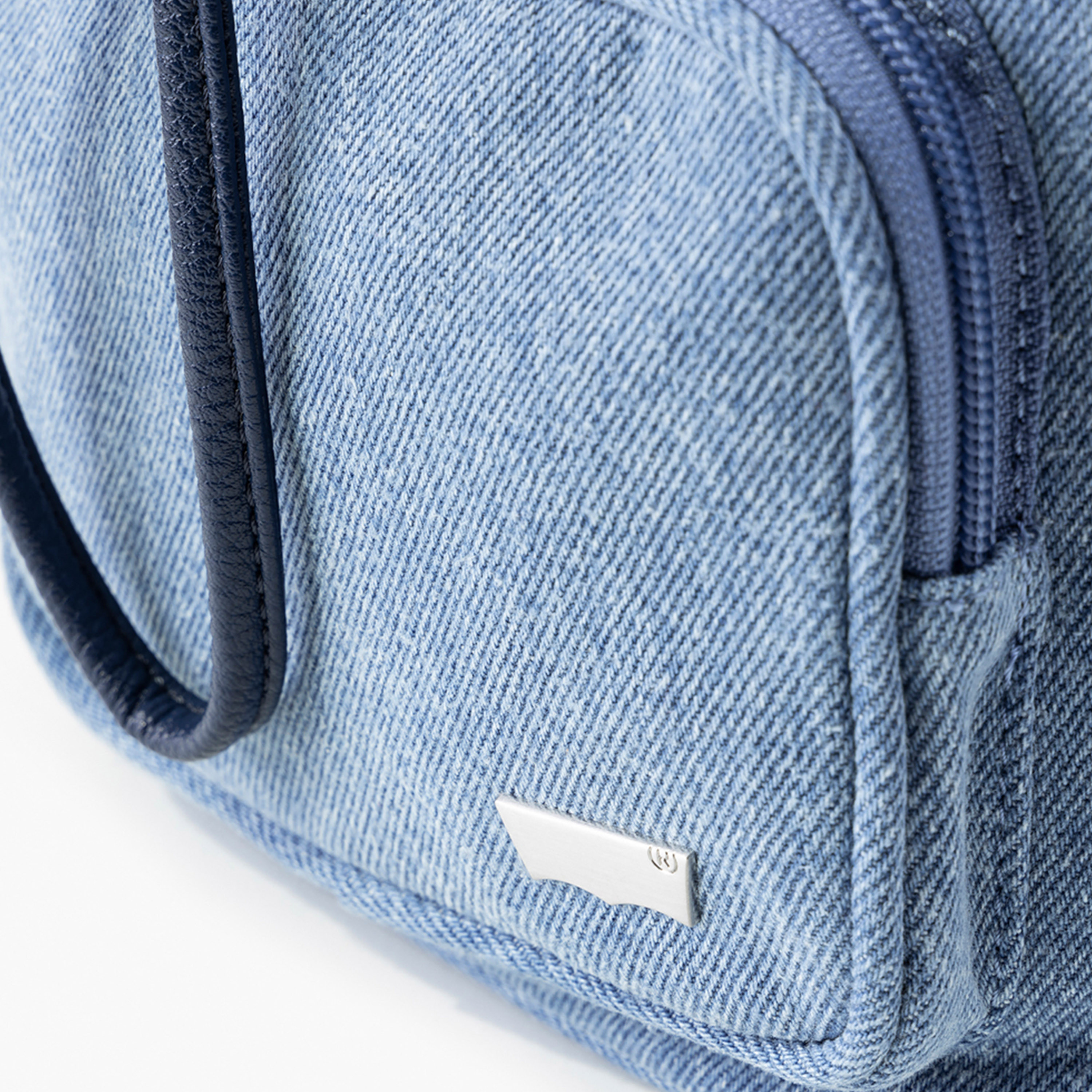 ليفايز- شنطة دلو صلبة مع إغلاق برباط وحزام قابل للفصل-women-bagsandwallets-handbags-image-5