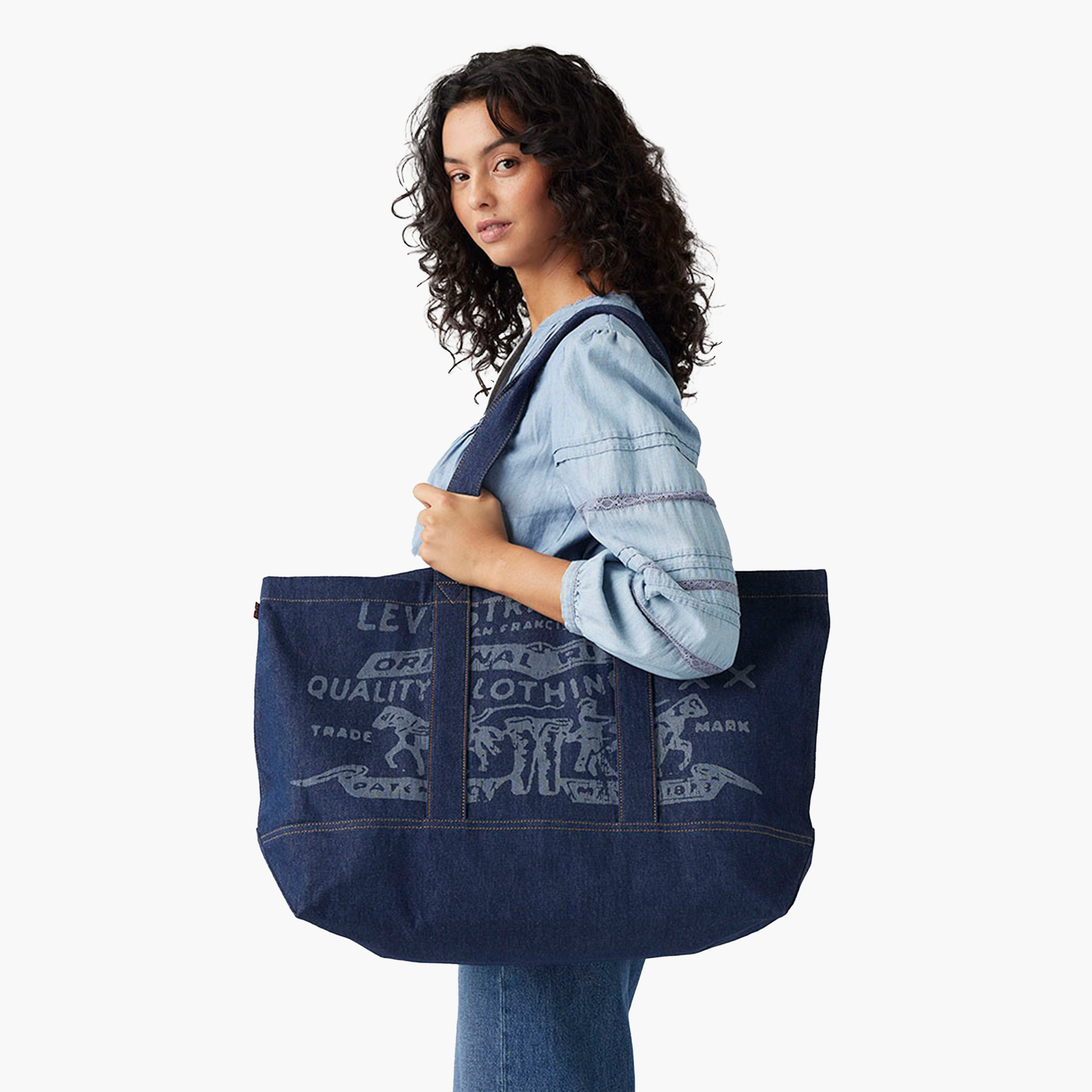 ليفايز- شنطة يد مطبوعة ذات مقبض مزدوج مع زر للإغلاق-women-bagsandwallets-handbags-image-4