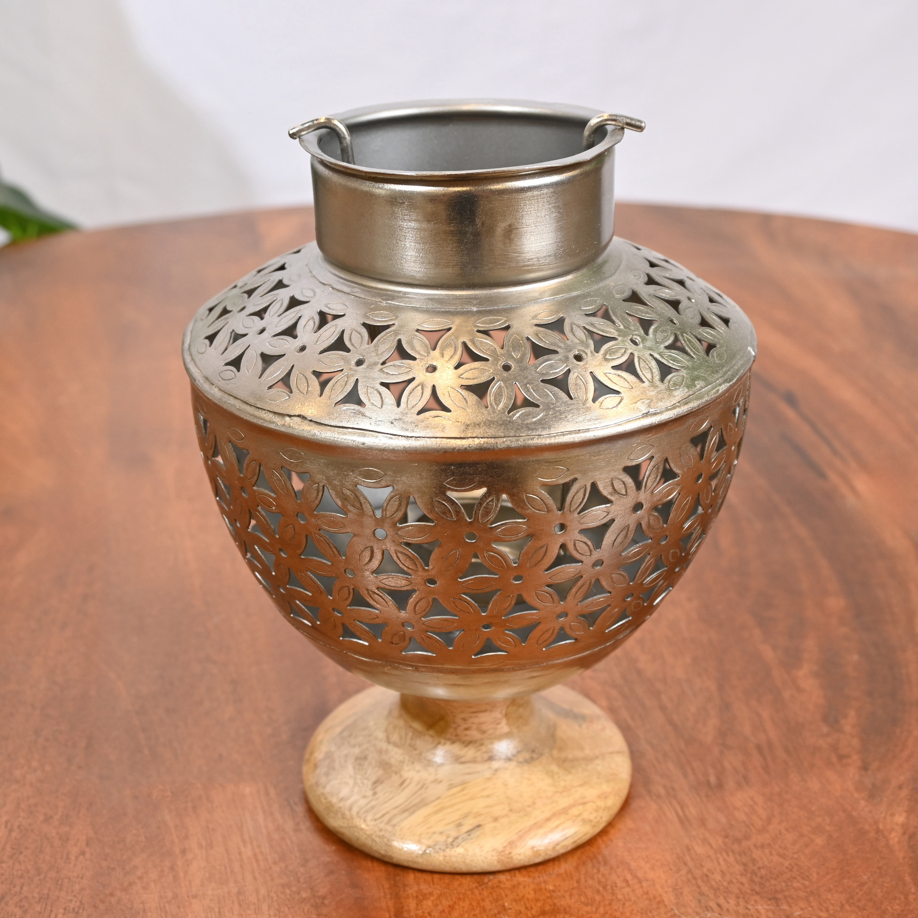 حامل شموع بتصاميم مفرغة وقاعدة خشب من لايف ستايل - 21 سم-household-decor-candleholdersandlanterns-image-1